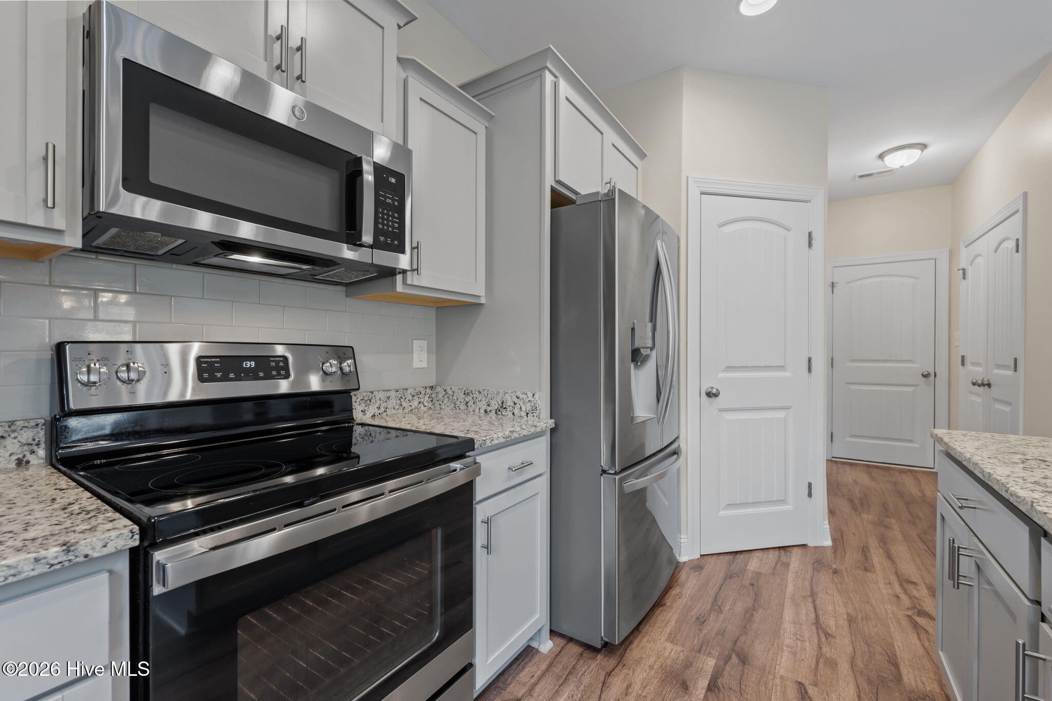 100549197 | Photo 25