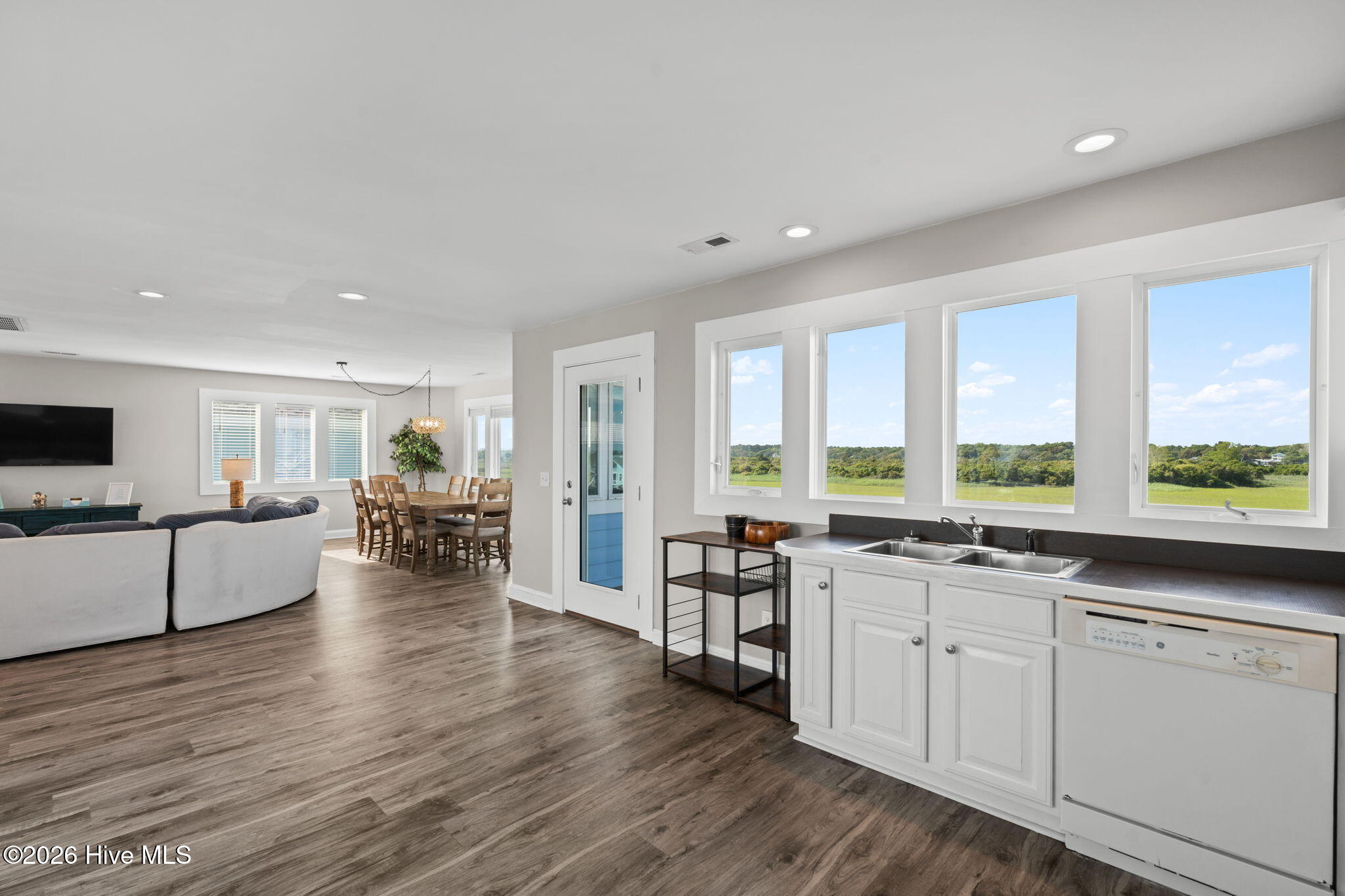 100568458 | Photo 20