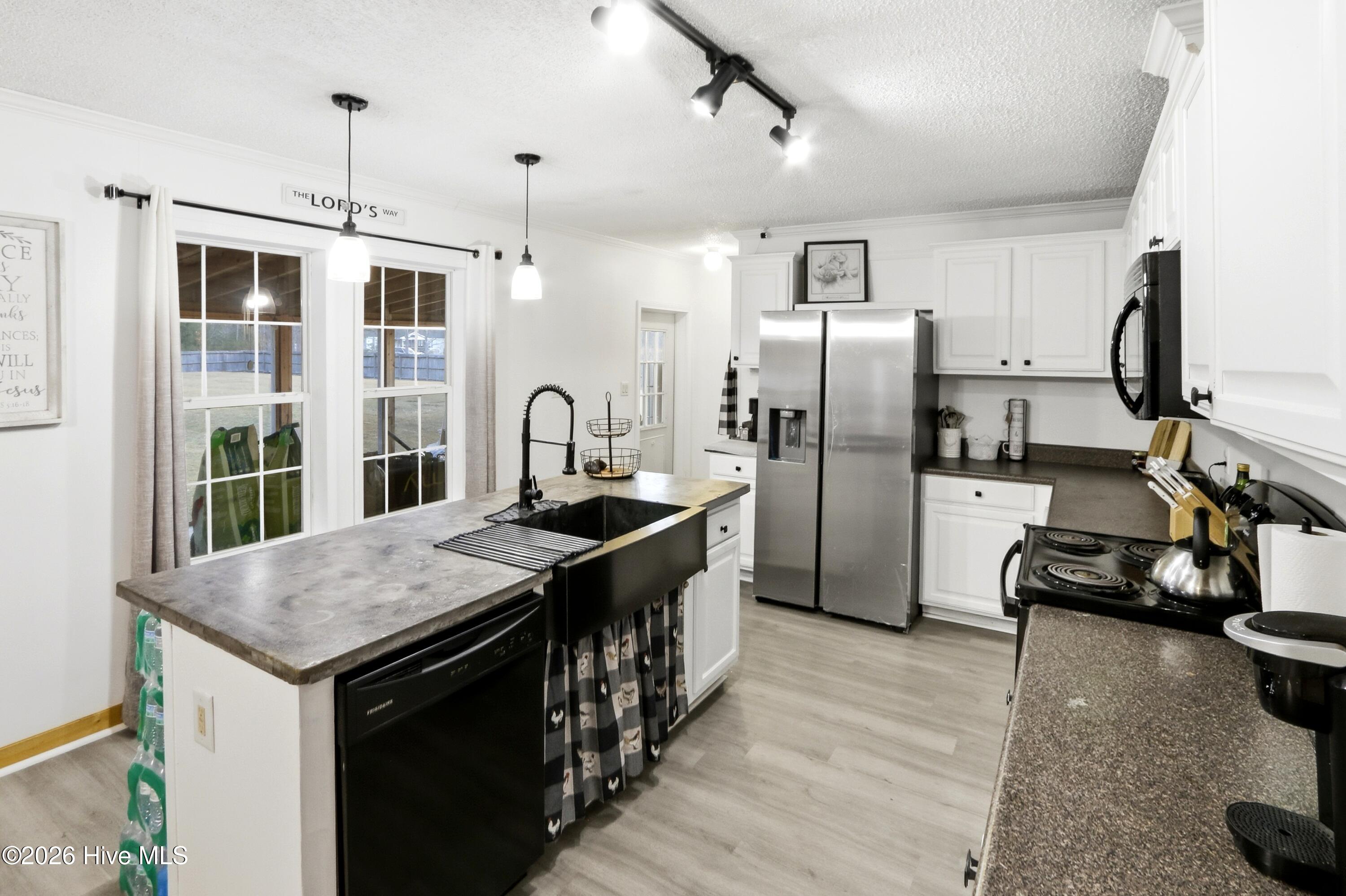 100548935 | Photo 15