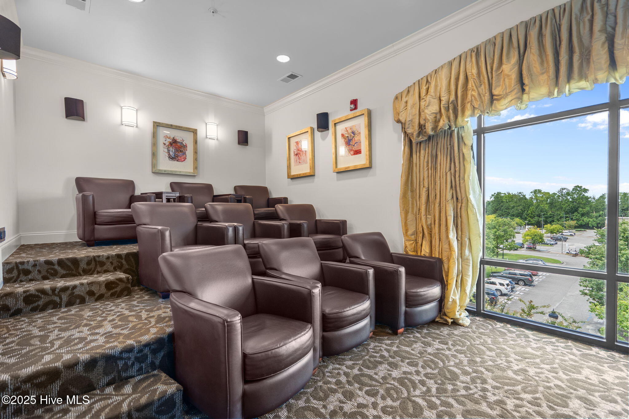 100525076 | Photo 43