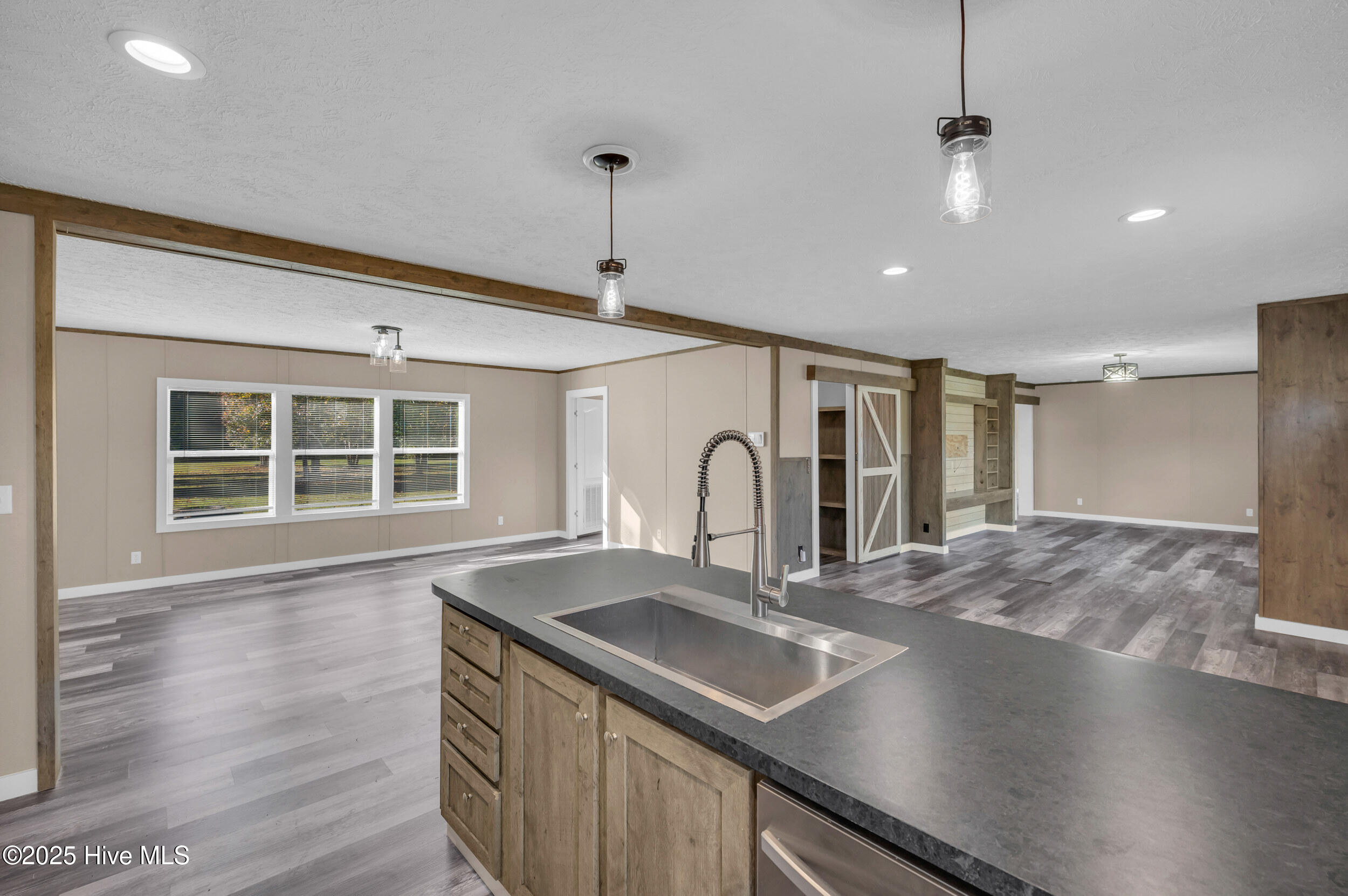 100540708 | Photo 15