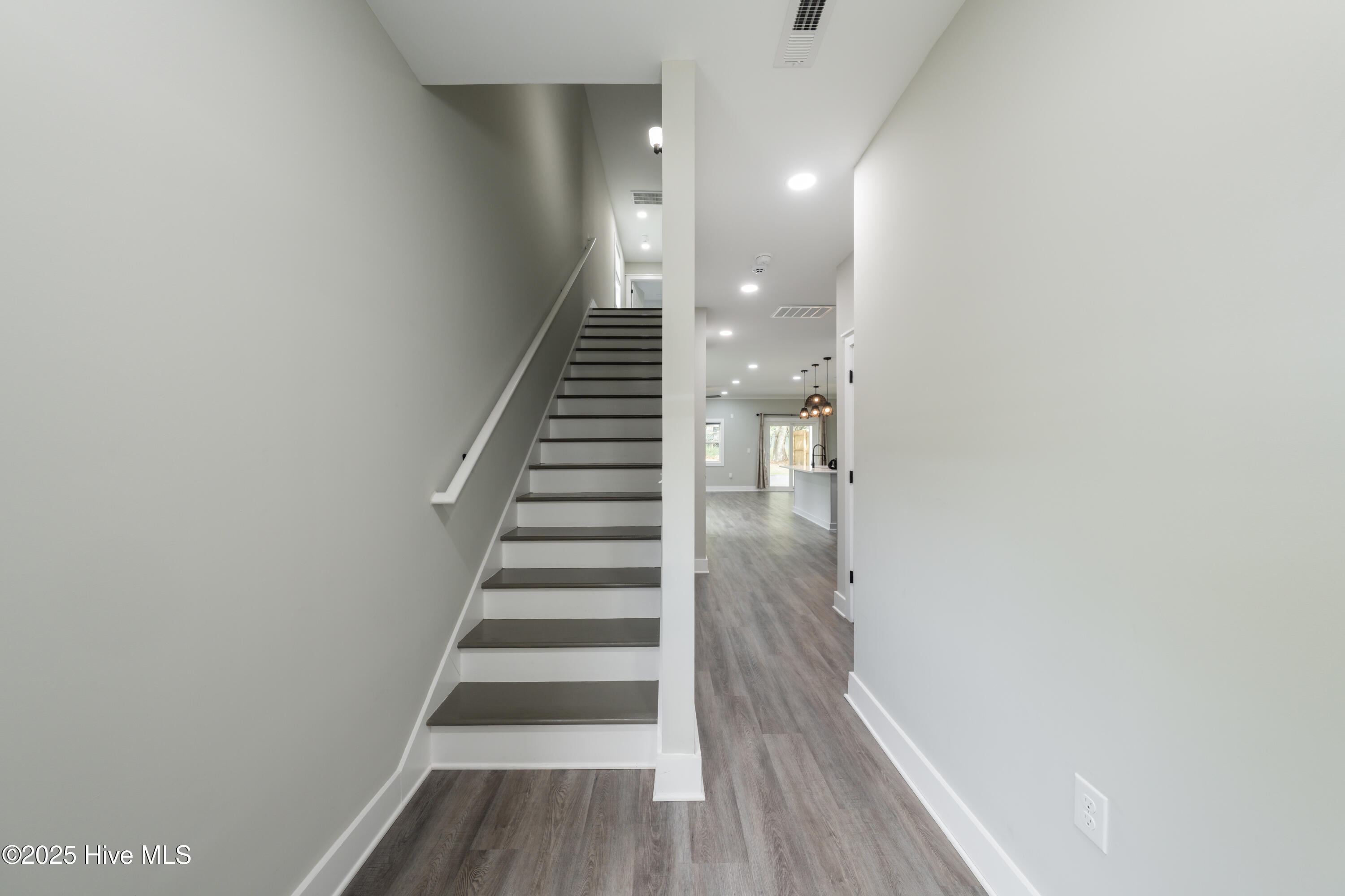 100550898 | Photo 12