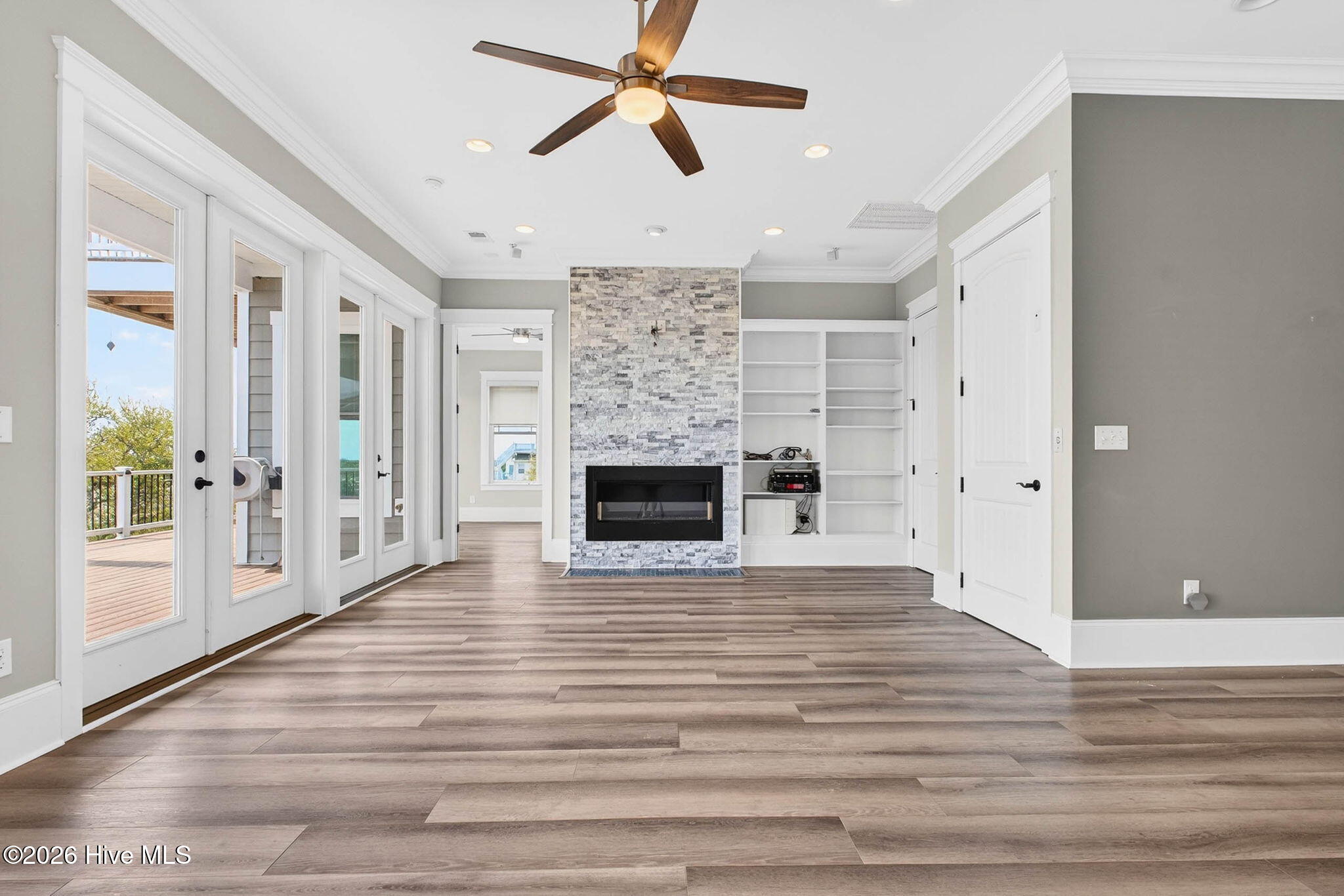 100563982 | Photo 17