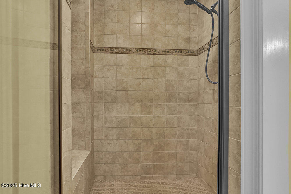 100513085 | Photo 33