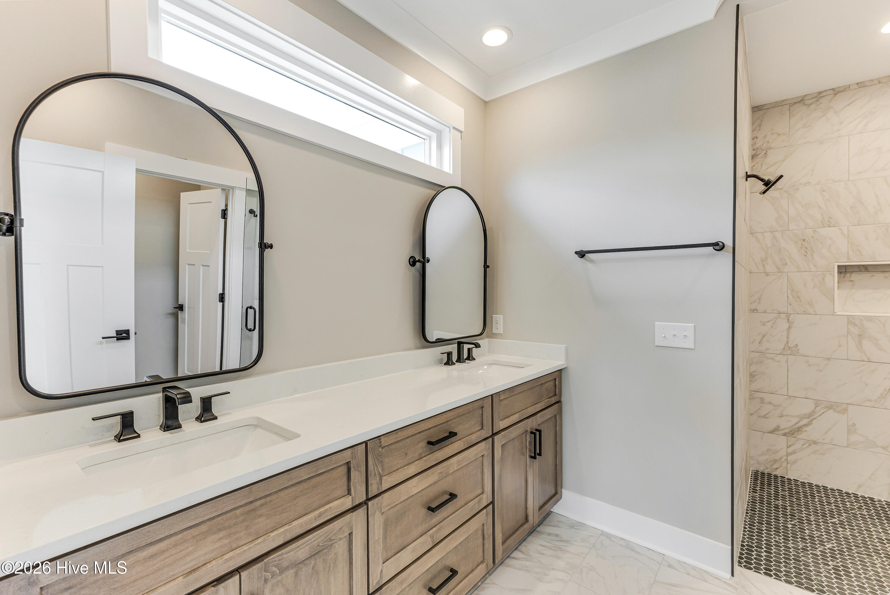 100564365 | Photo 28