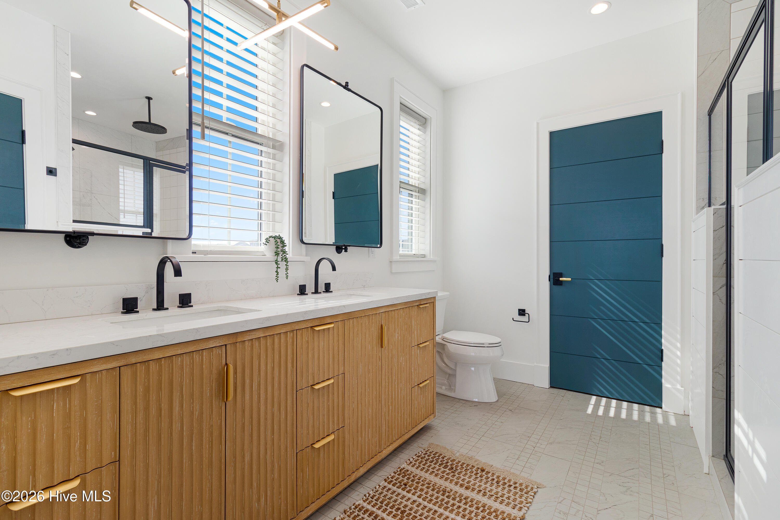 100567195 | Photo 44