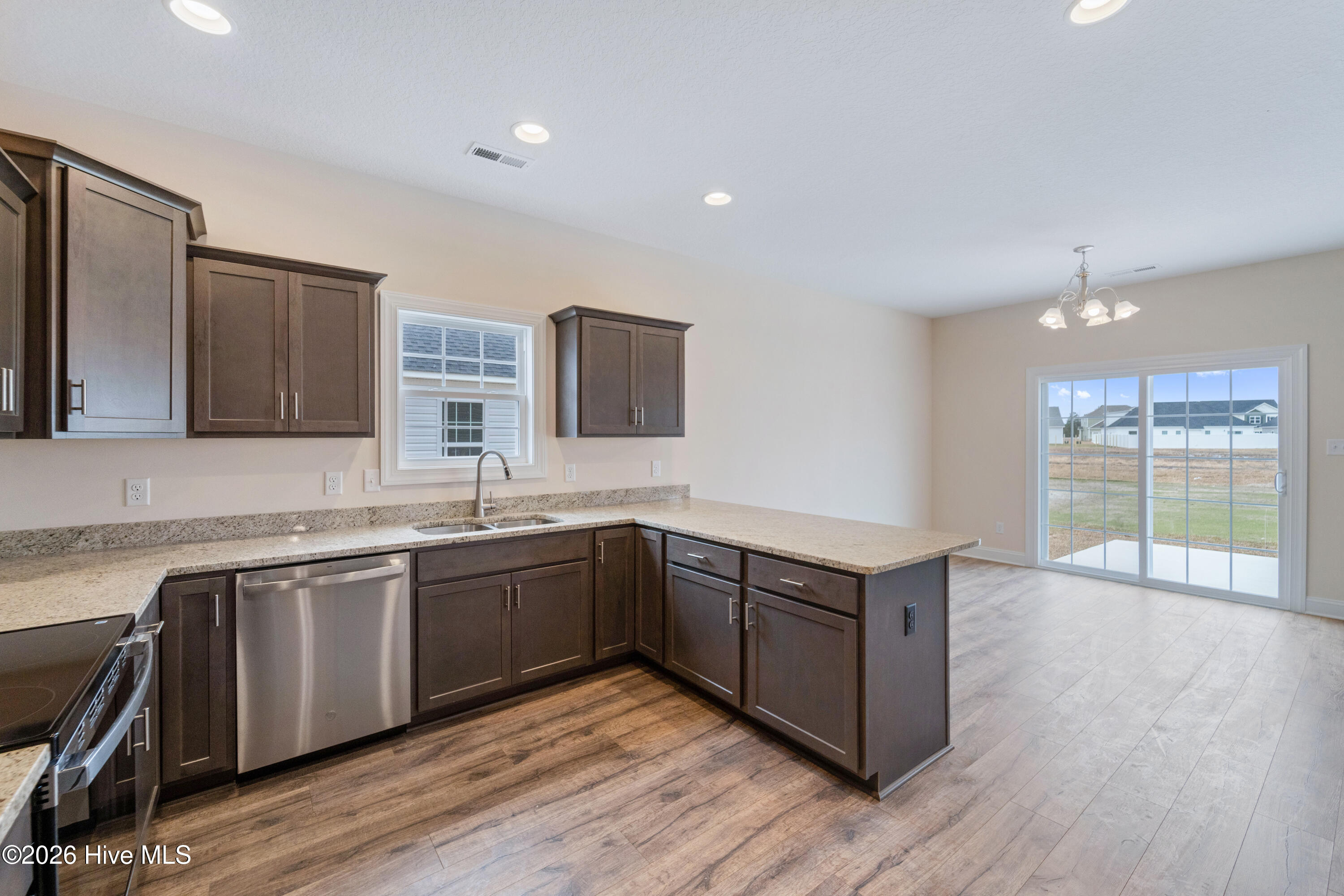 100526959 | Photo 10