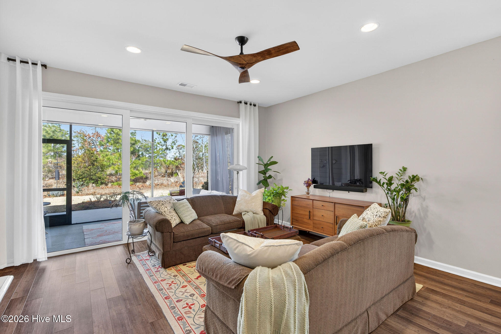 100551347 | Photo 24