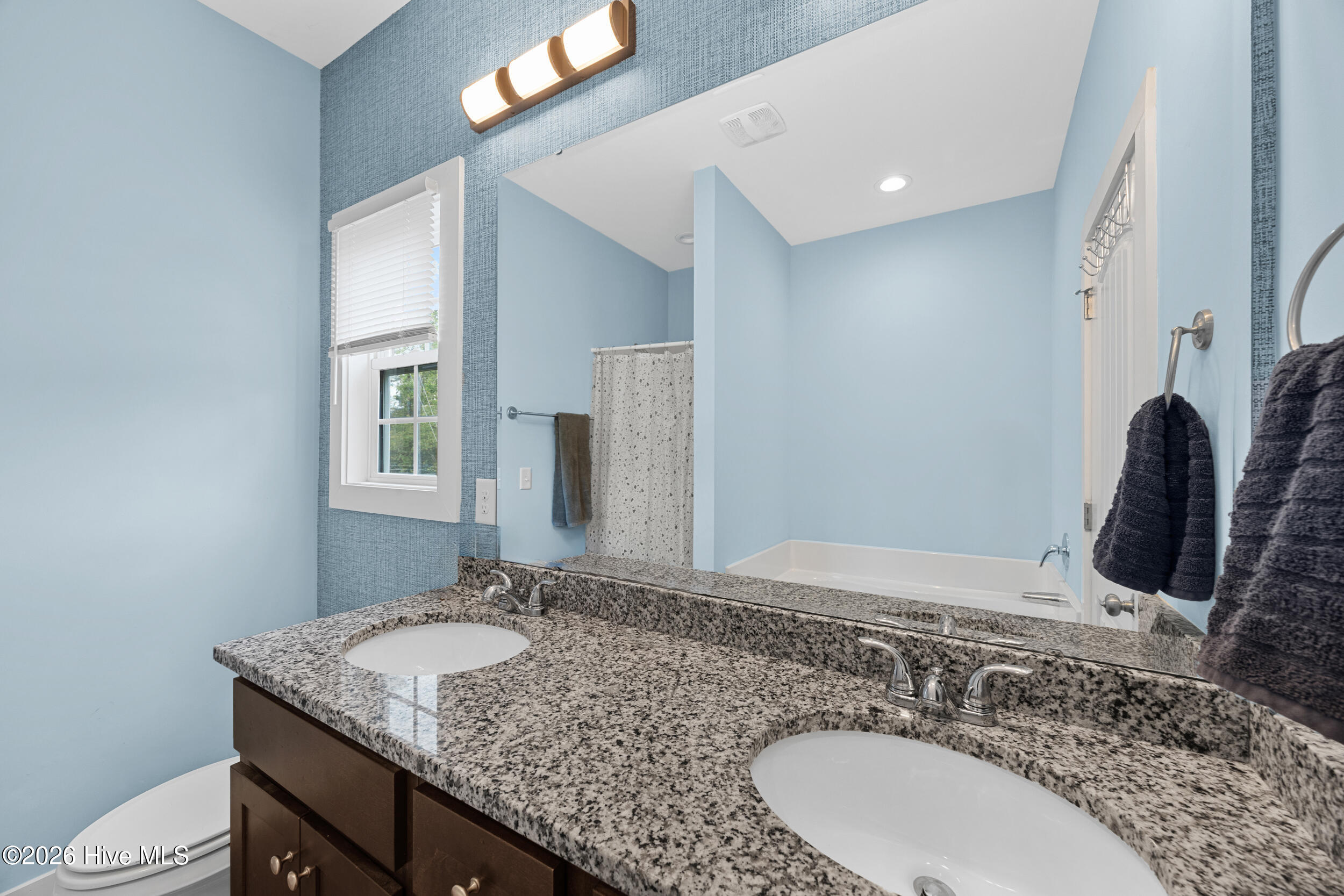 100564785 | Photo 25