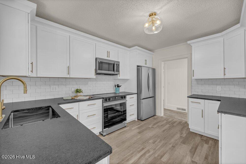 100549662 | Photo 12