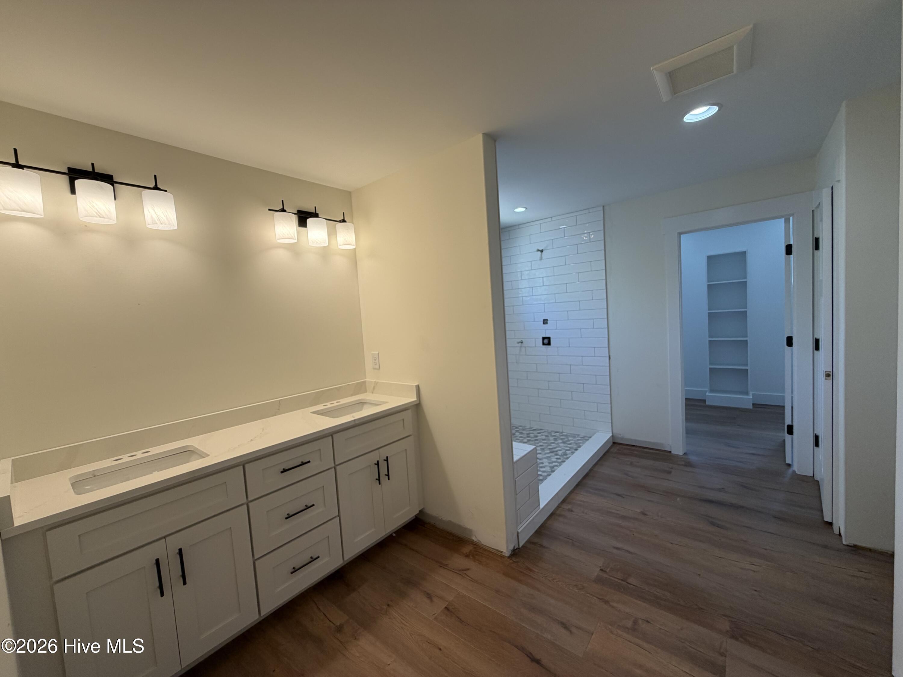 100568393 | Photo 40