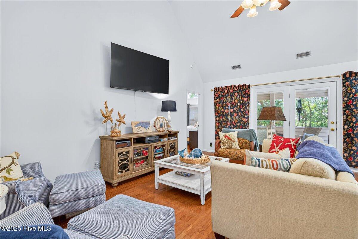 100518742 | Photo 14