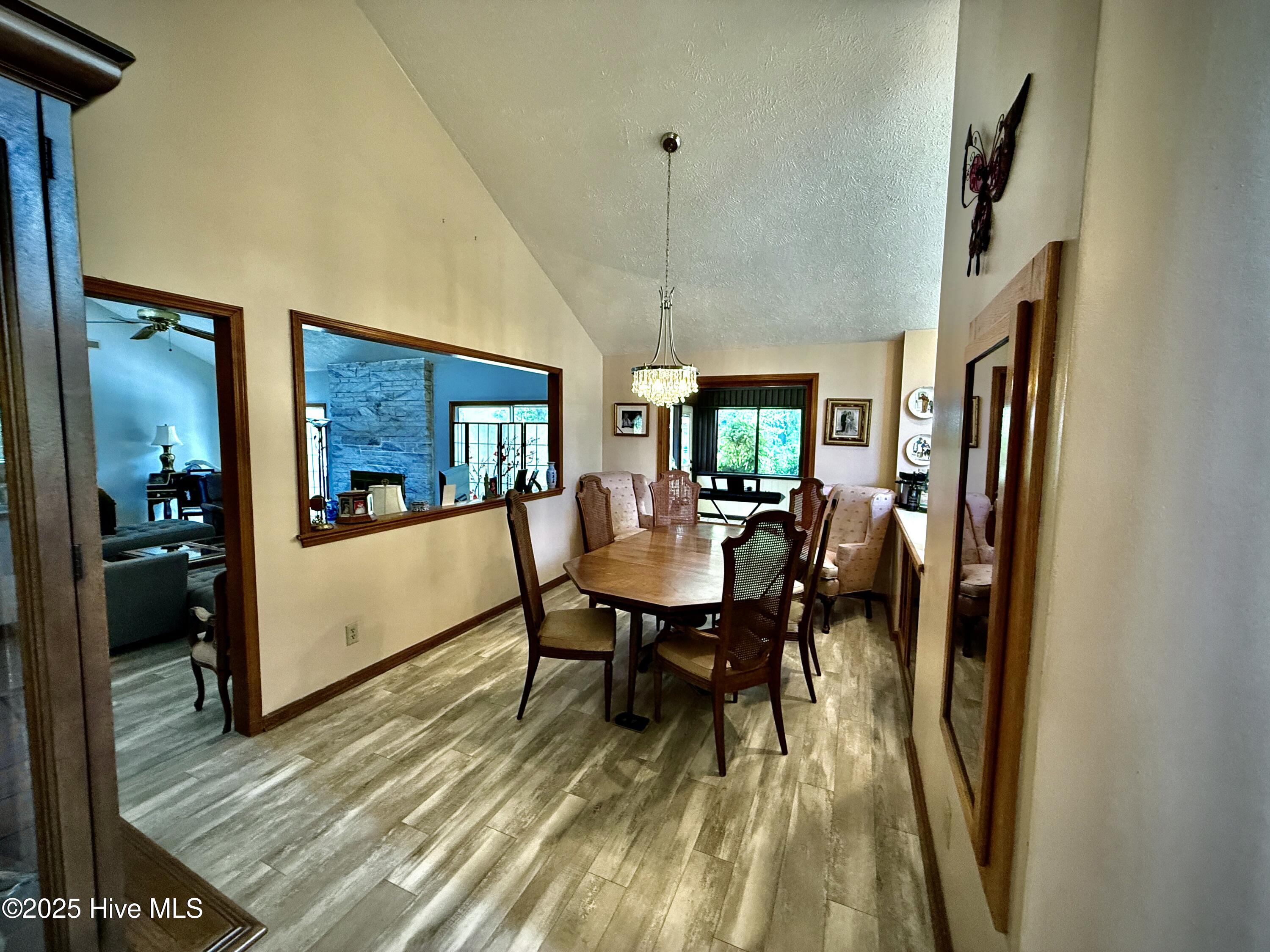 100518728 | Photo 15