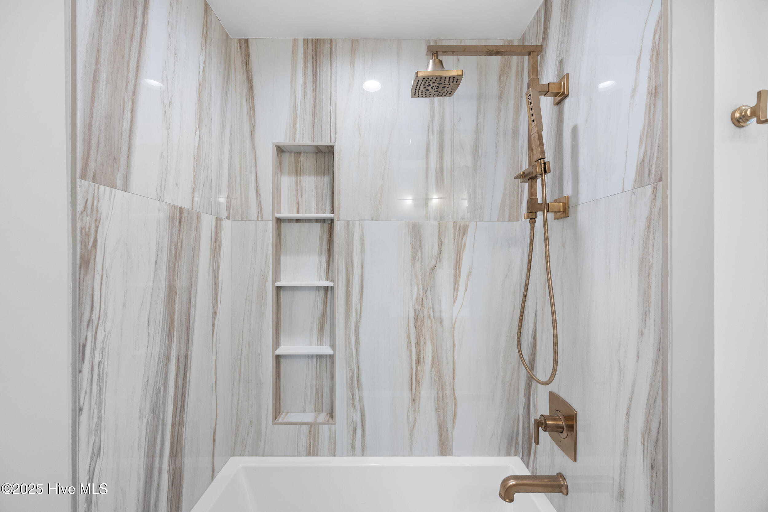 100544110 | Photo 47