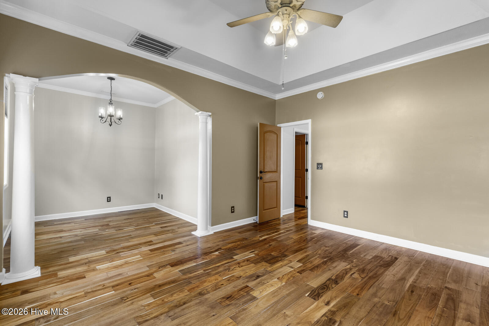 100563110 | Photo 24