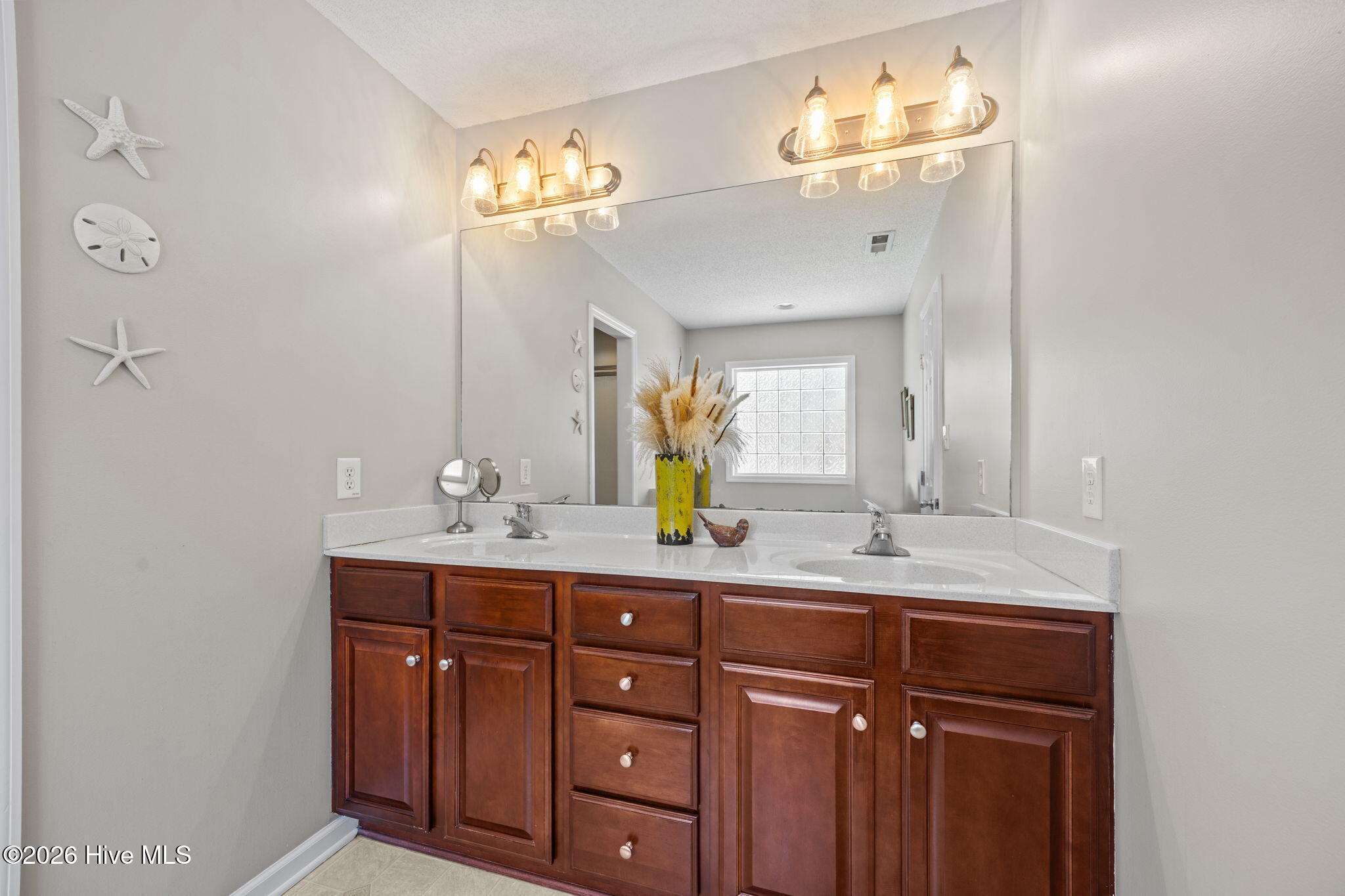 100568672 | Photo 37