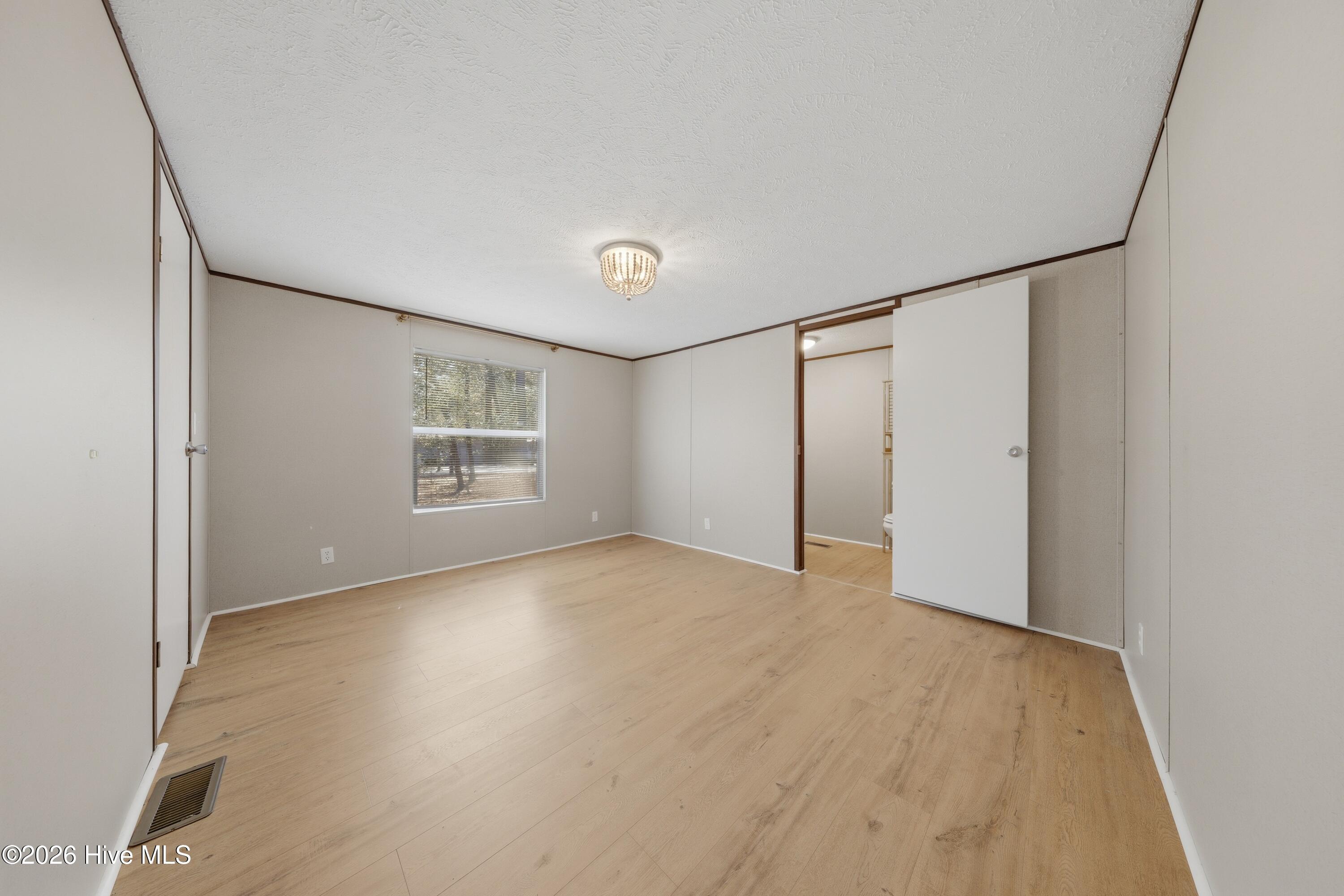 100562676 | Photo 18