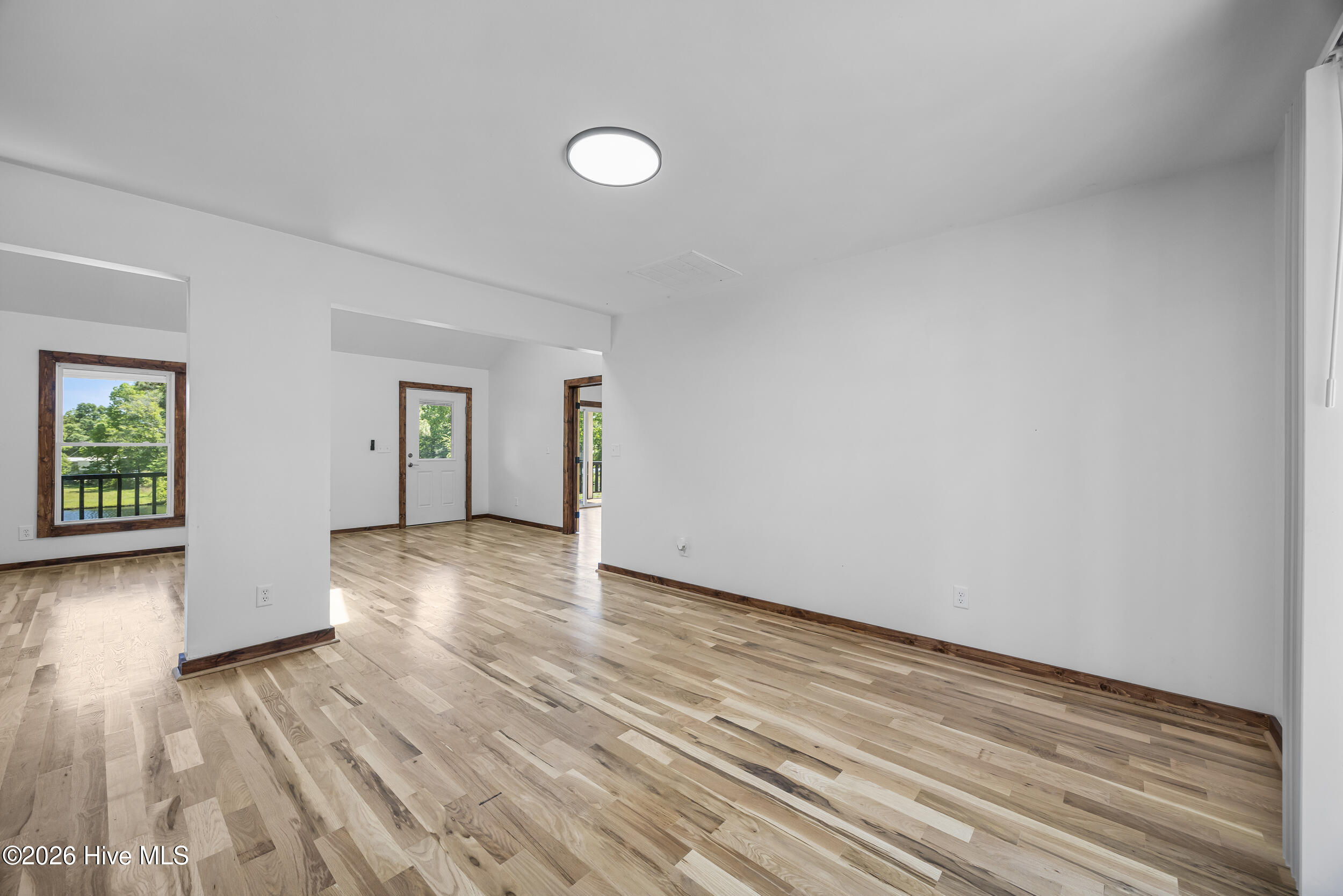 100568945 | Photo 13