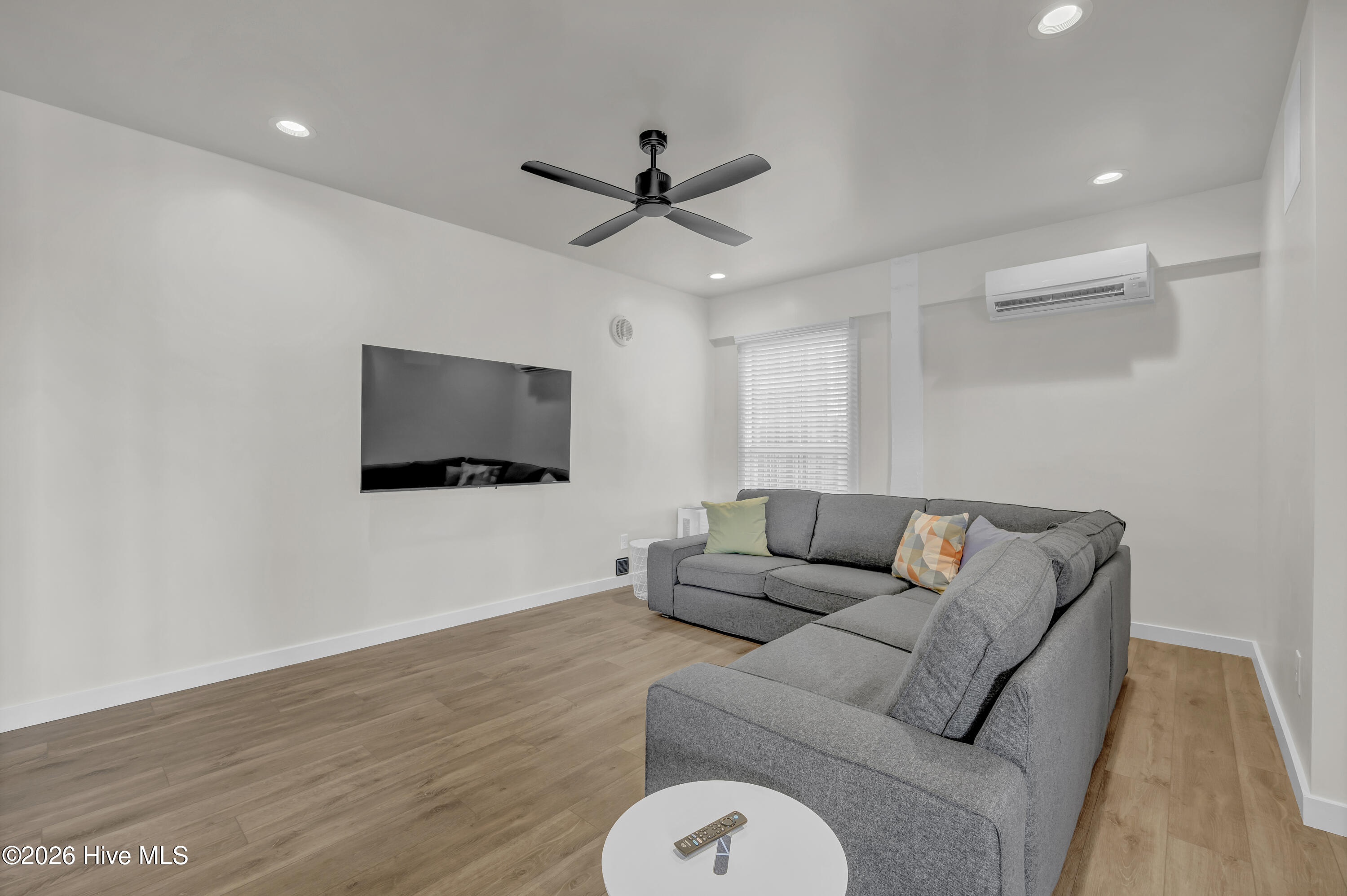 100565280 | Photo 81