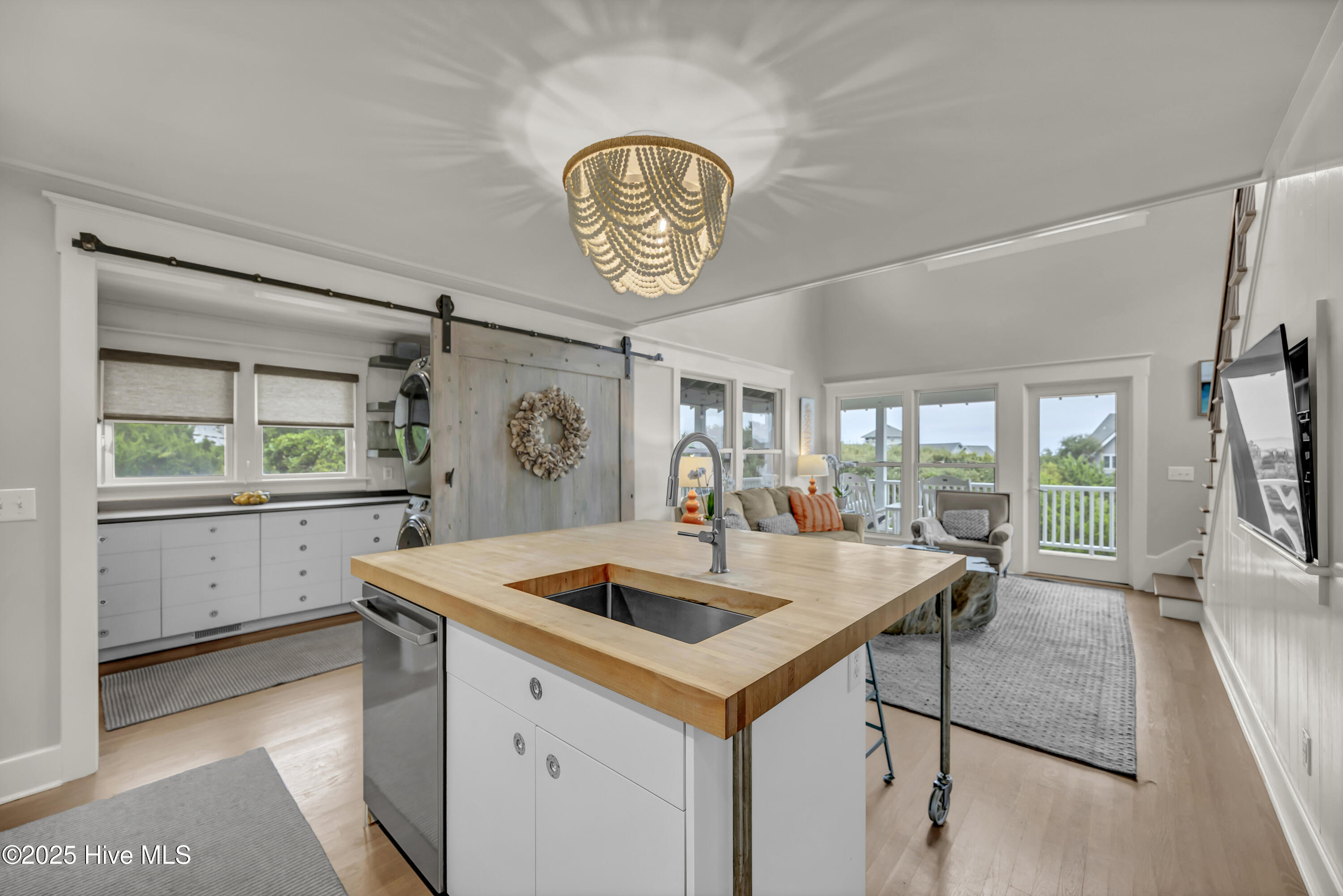 100536845 | Photo 14