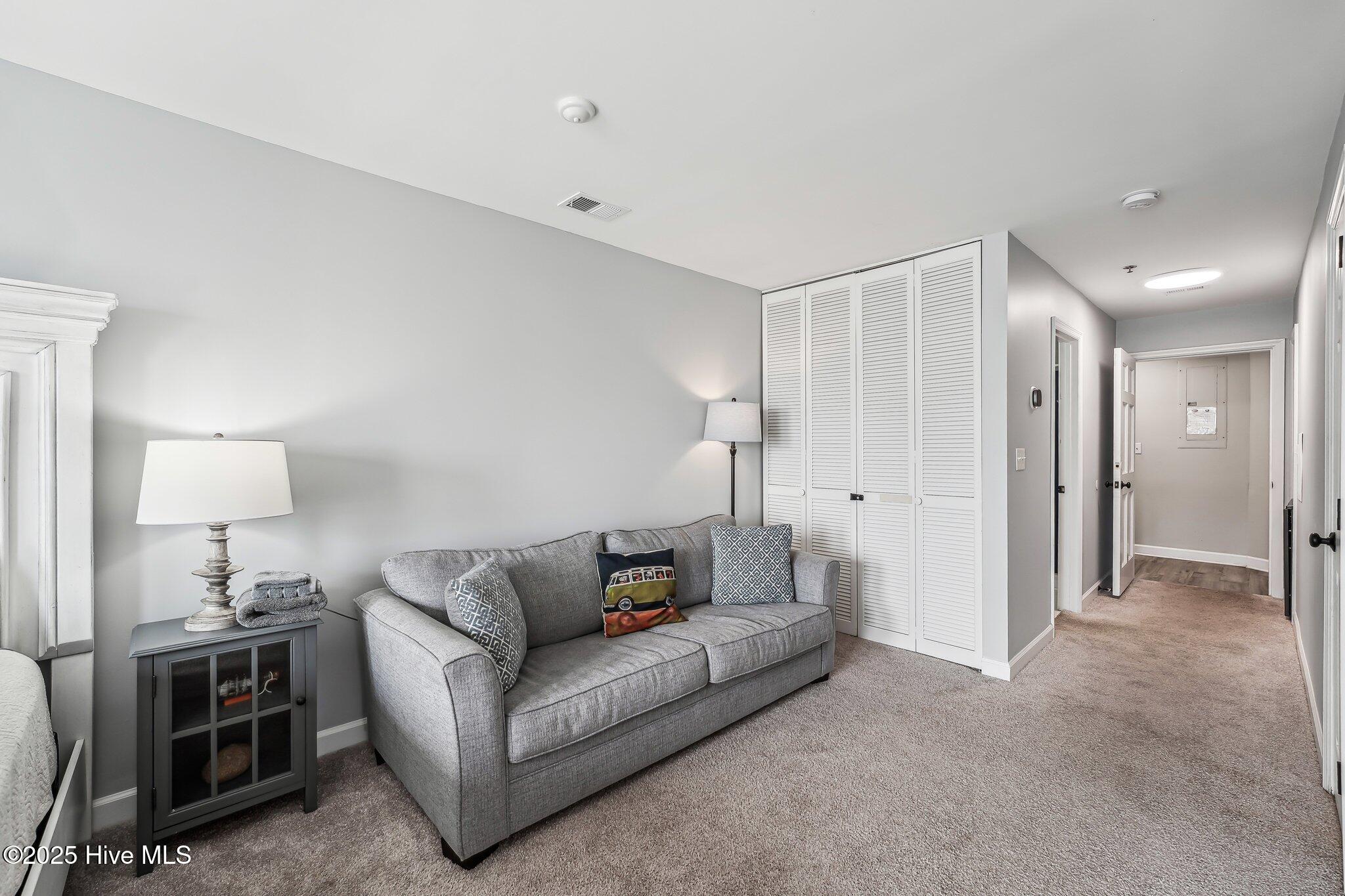 100562978 | Photo 19