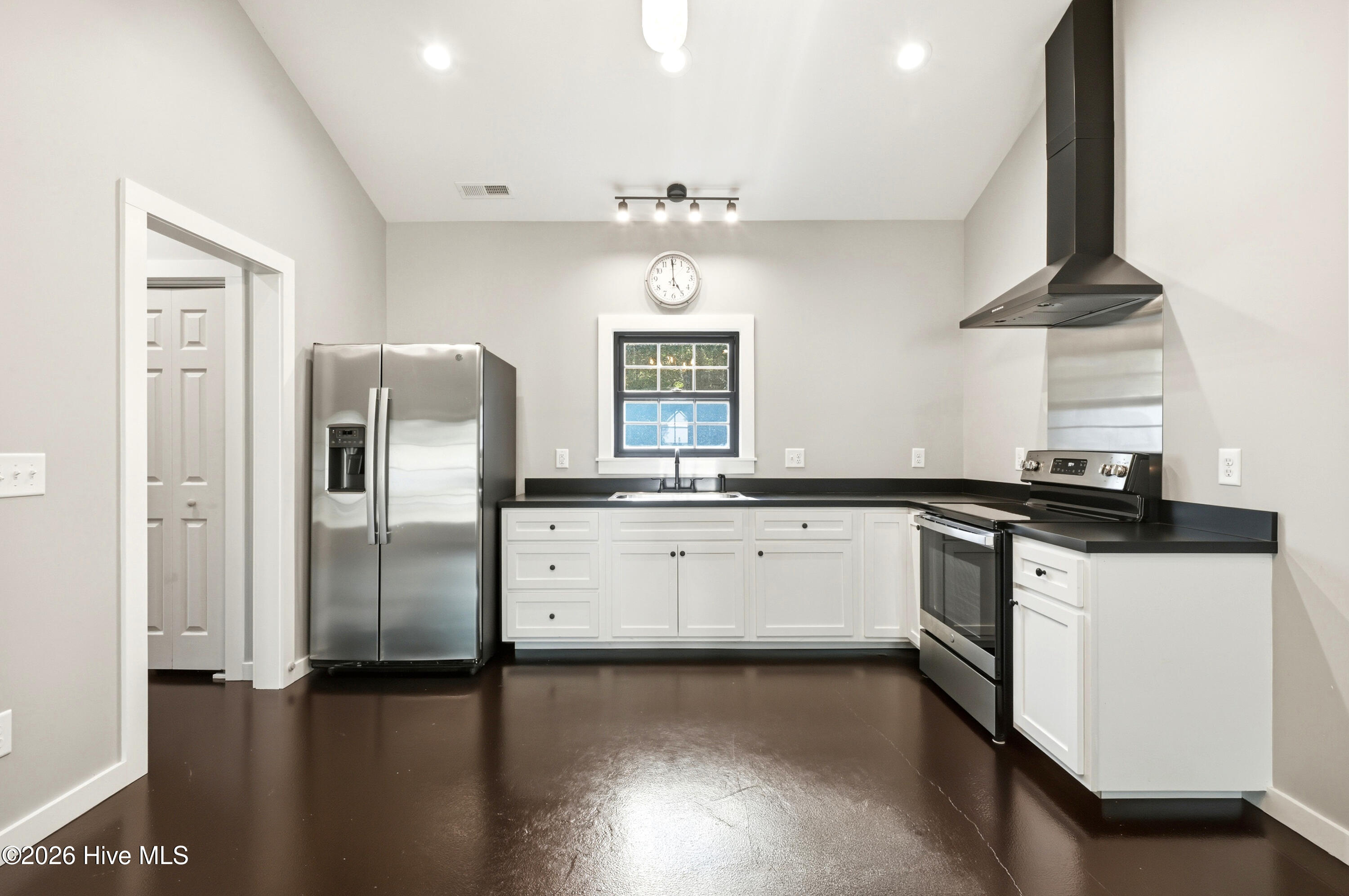 100570518 | Photo 11