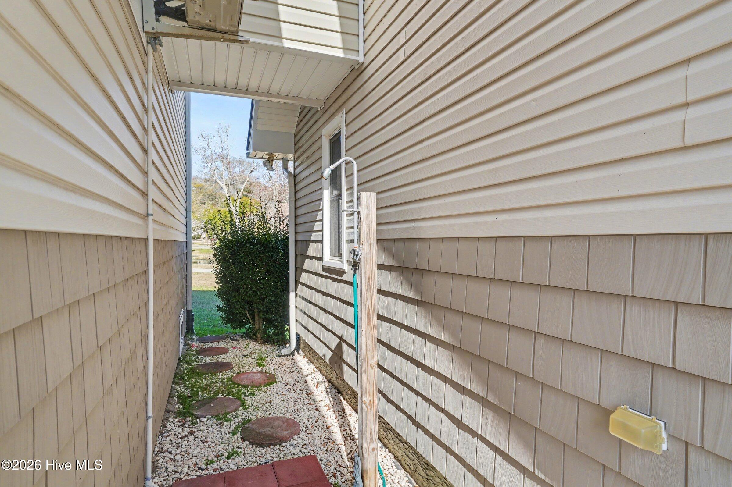 100561753 | Photo 25