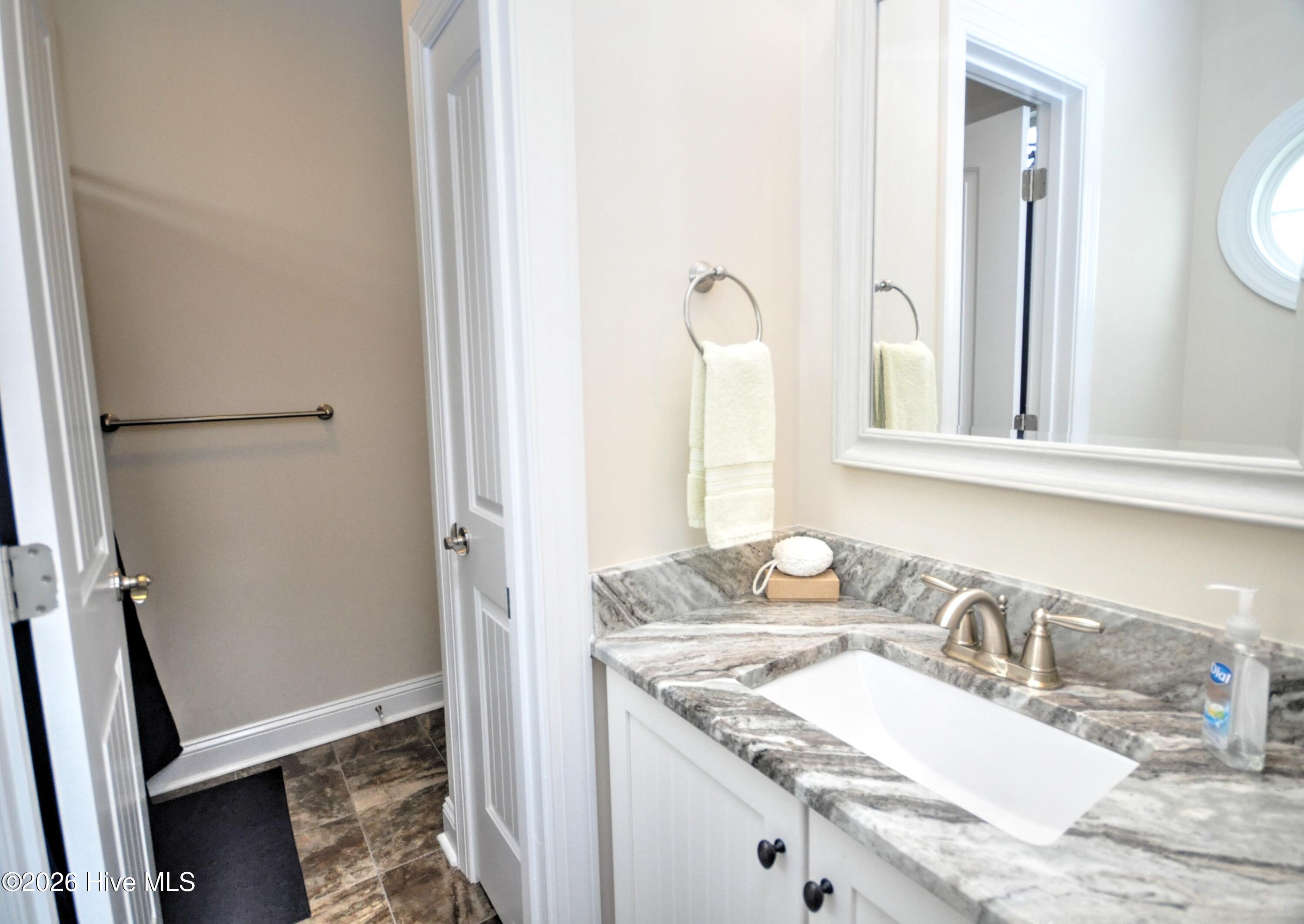 100558783 | Photo 40