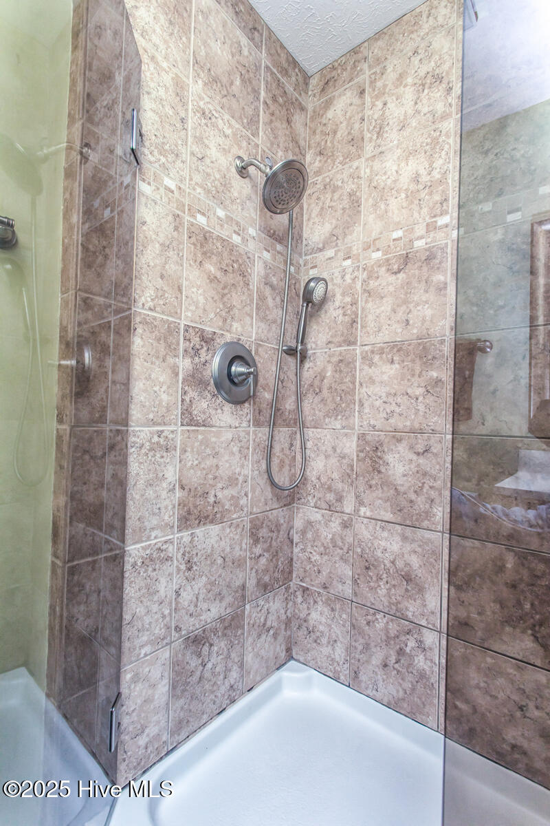 100530342 | Photo 18