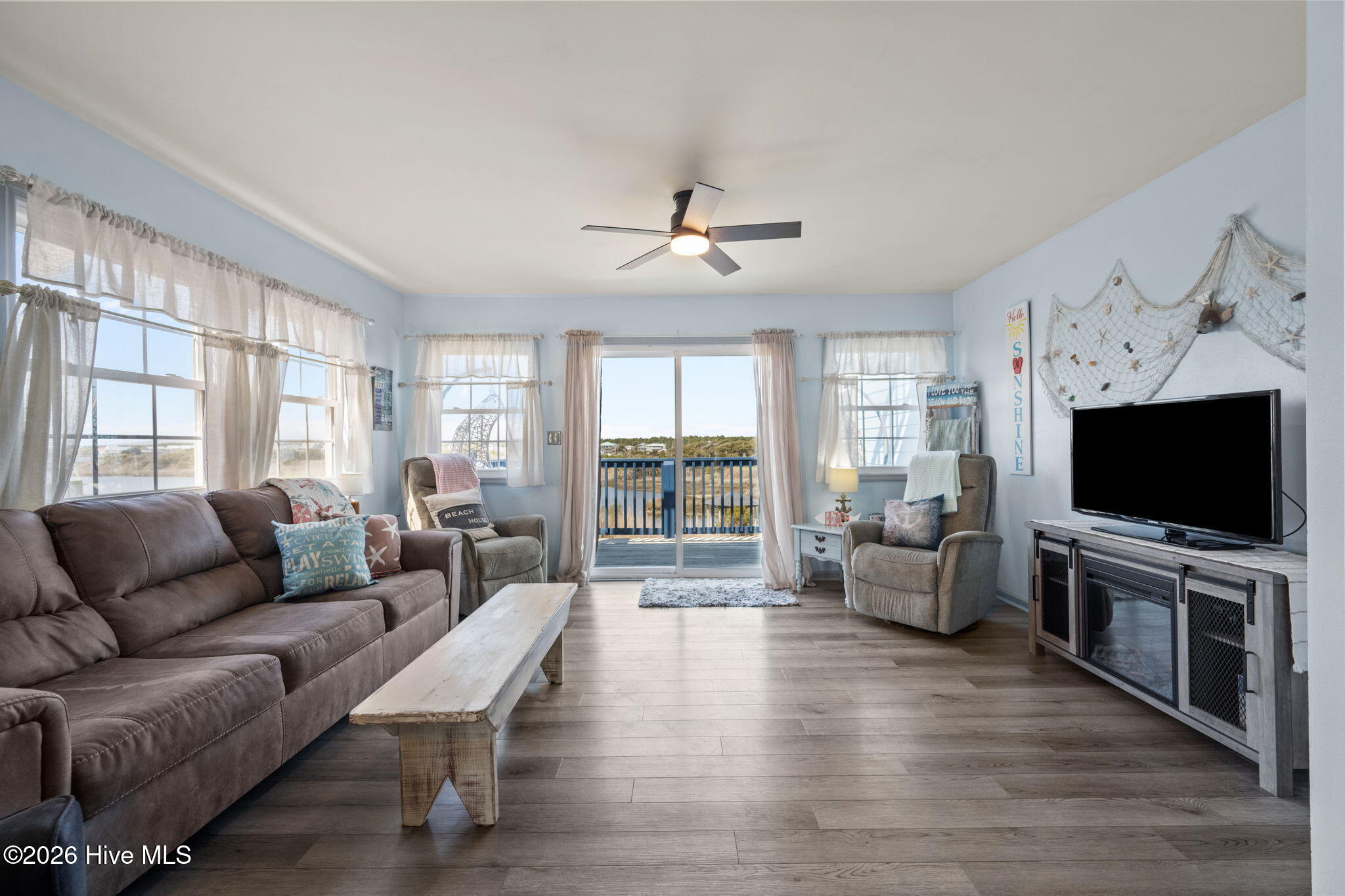 100560162 | Photo 11