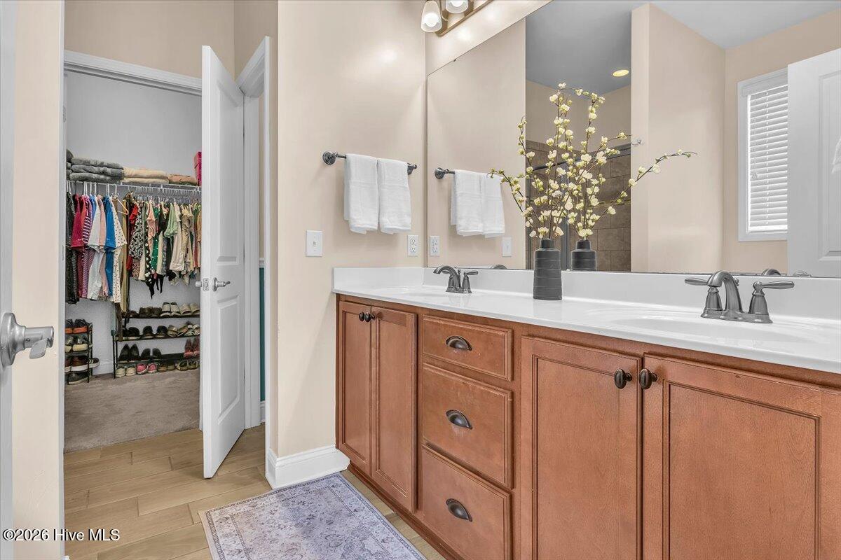 100569279 | Photo 30