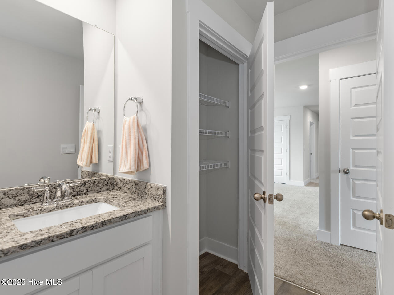 100537493 | Photo 44