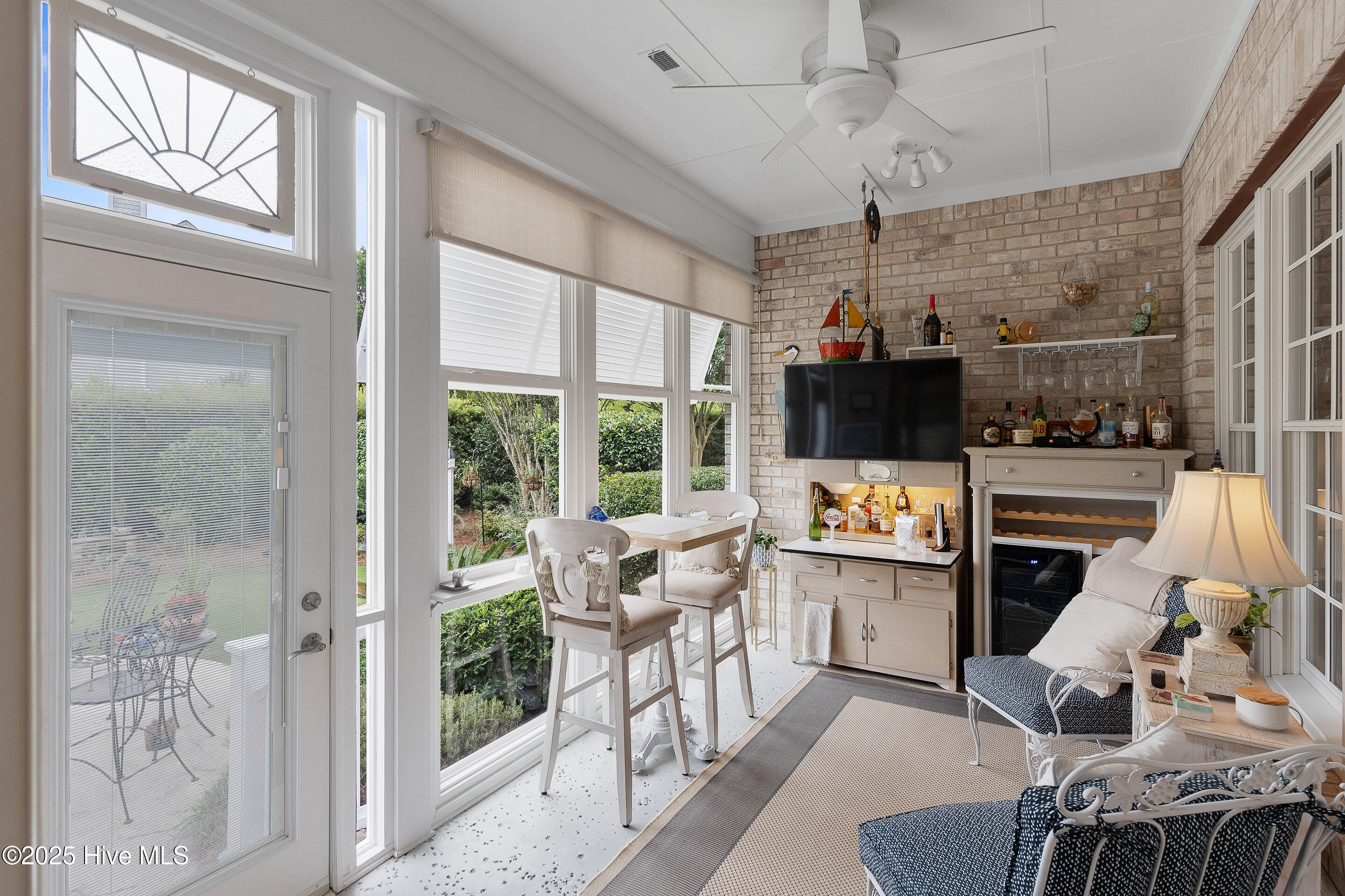 100520263 | Photo 18