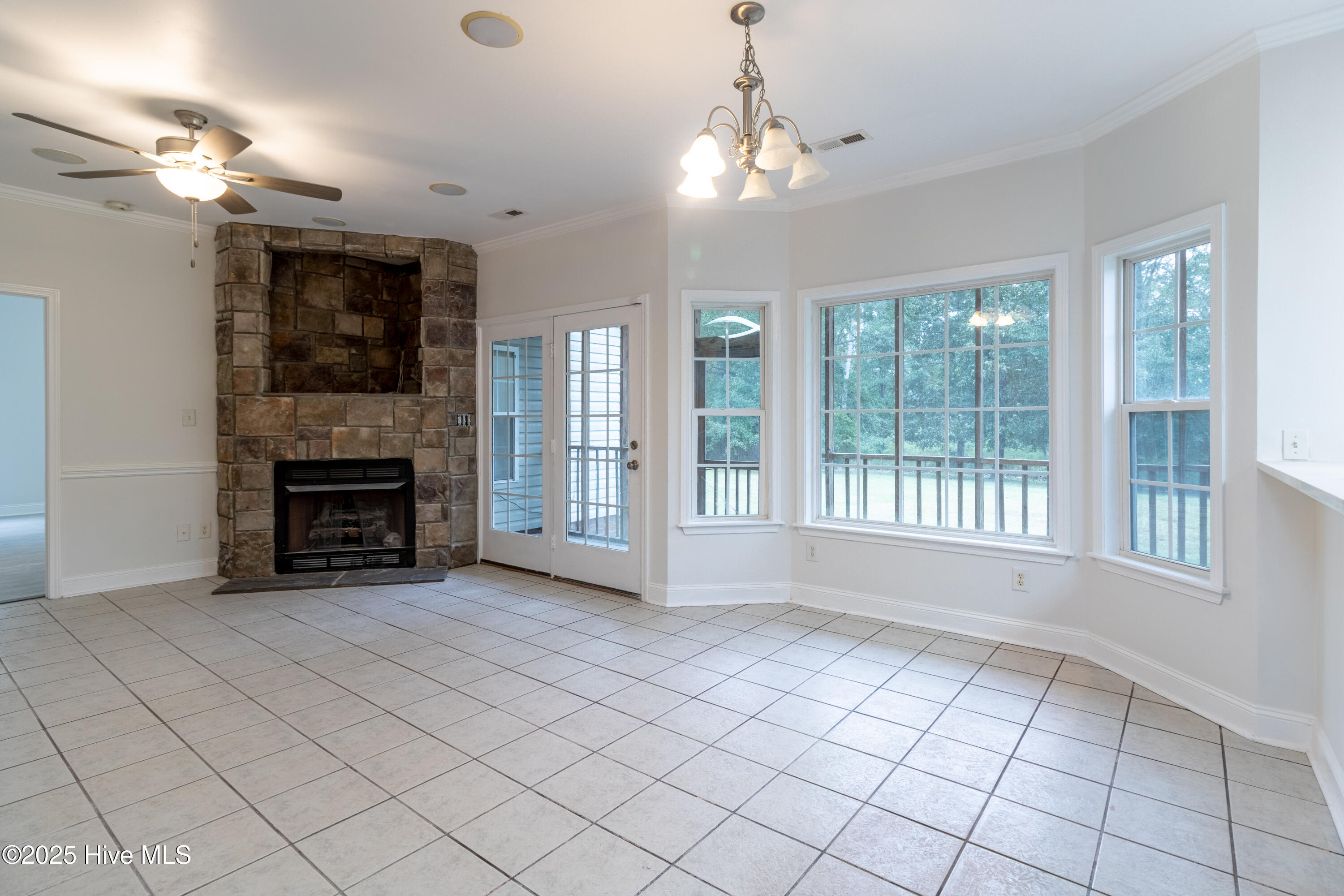 100536848 | Photo 12