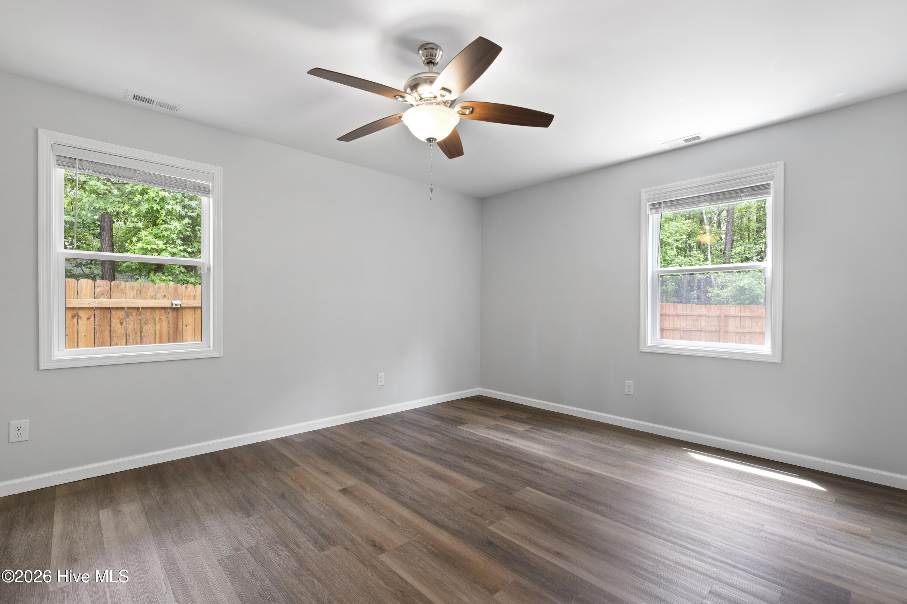 100570462 | Photo 12