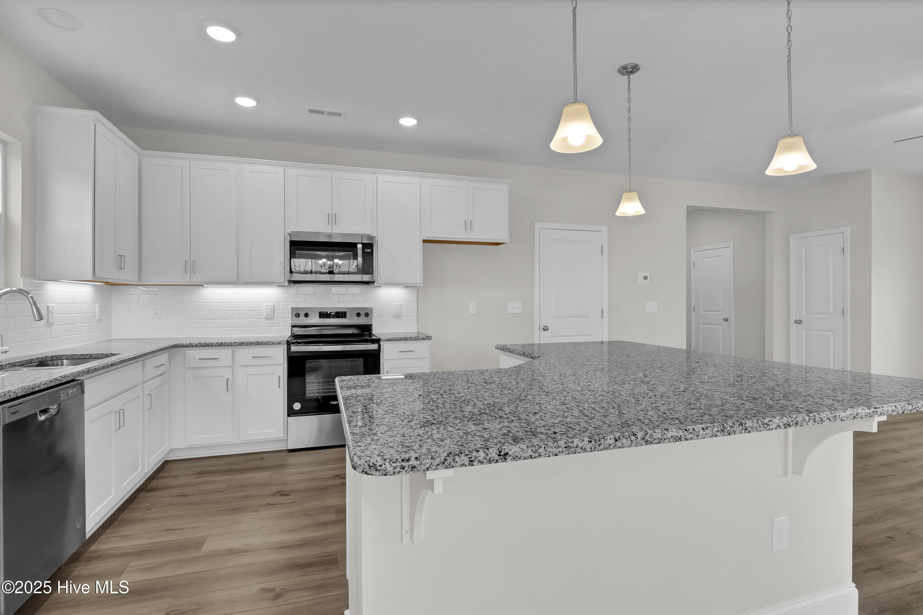 100543348 | Photo 23