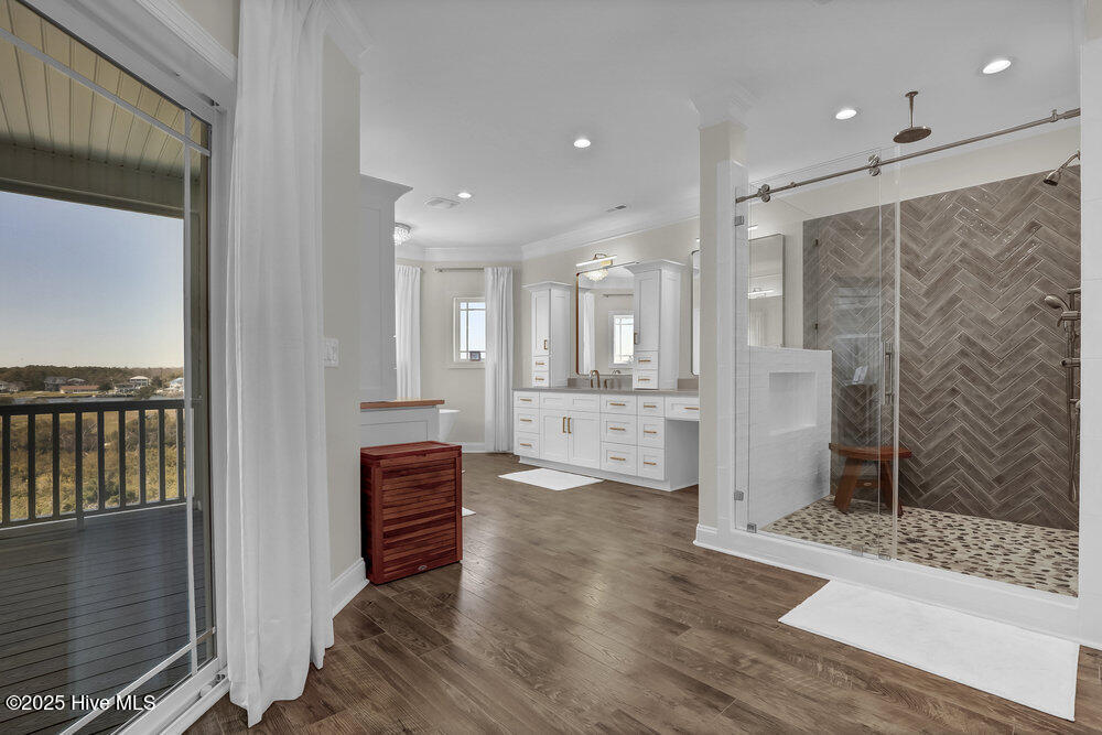 100499001 | Photo 25