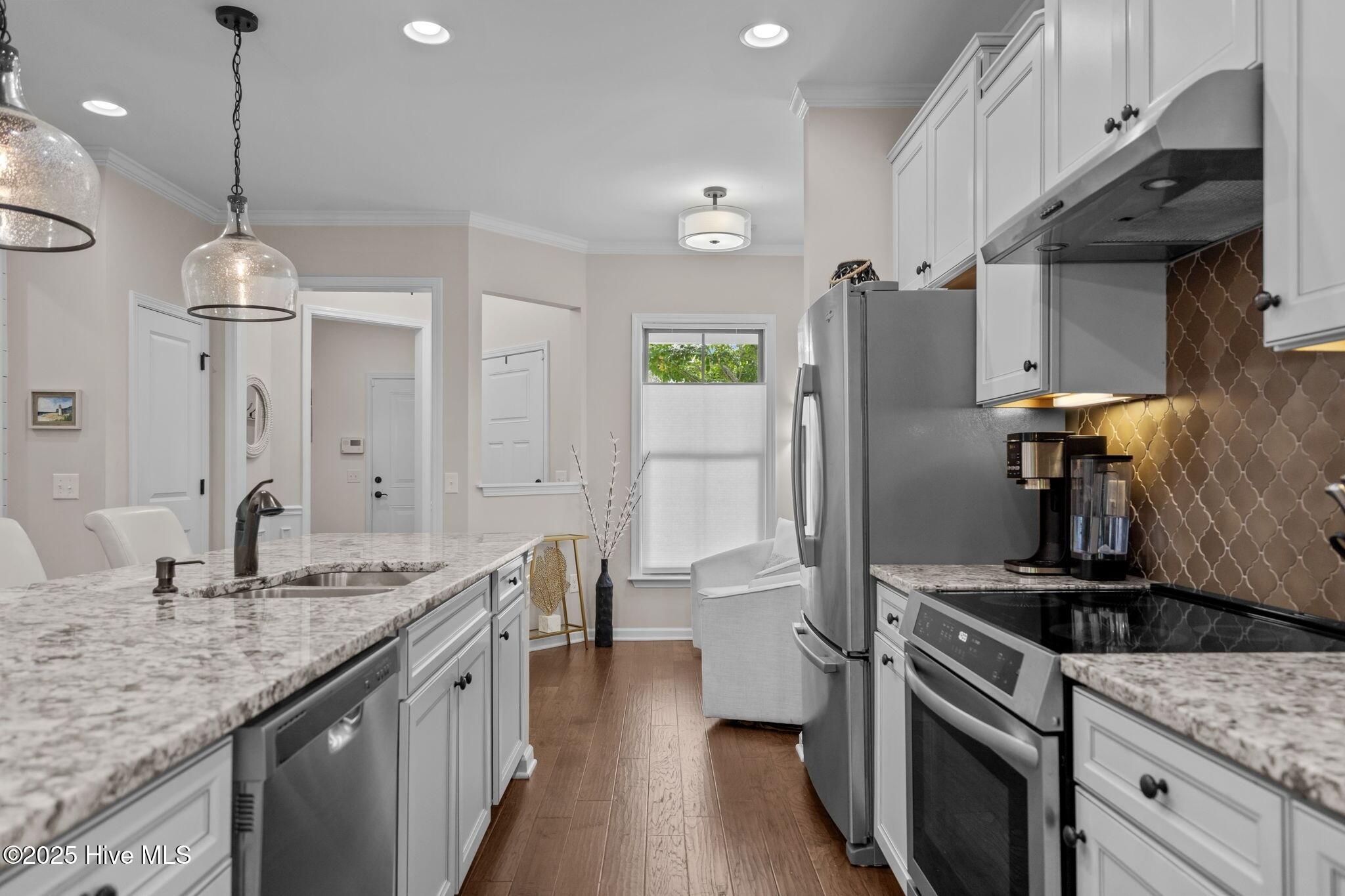 100528063 | Photo 13