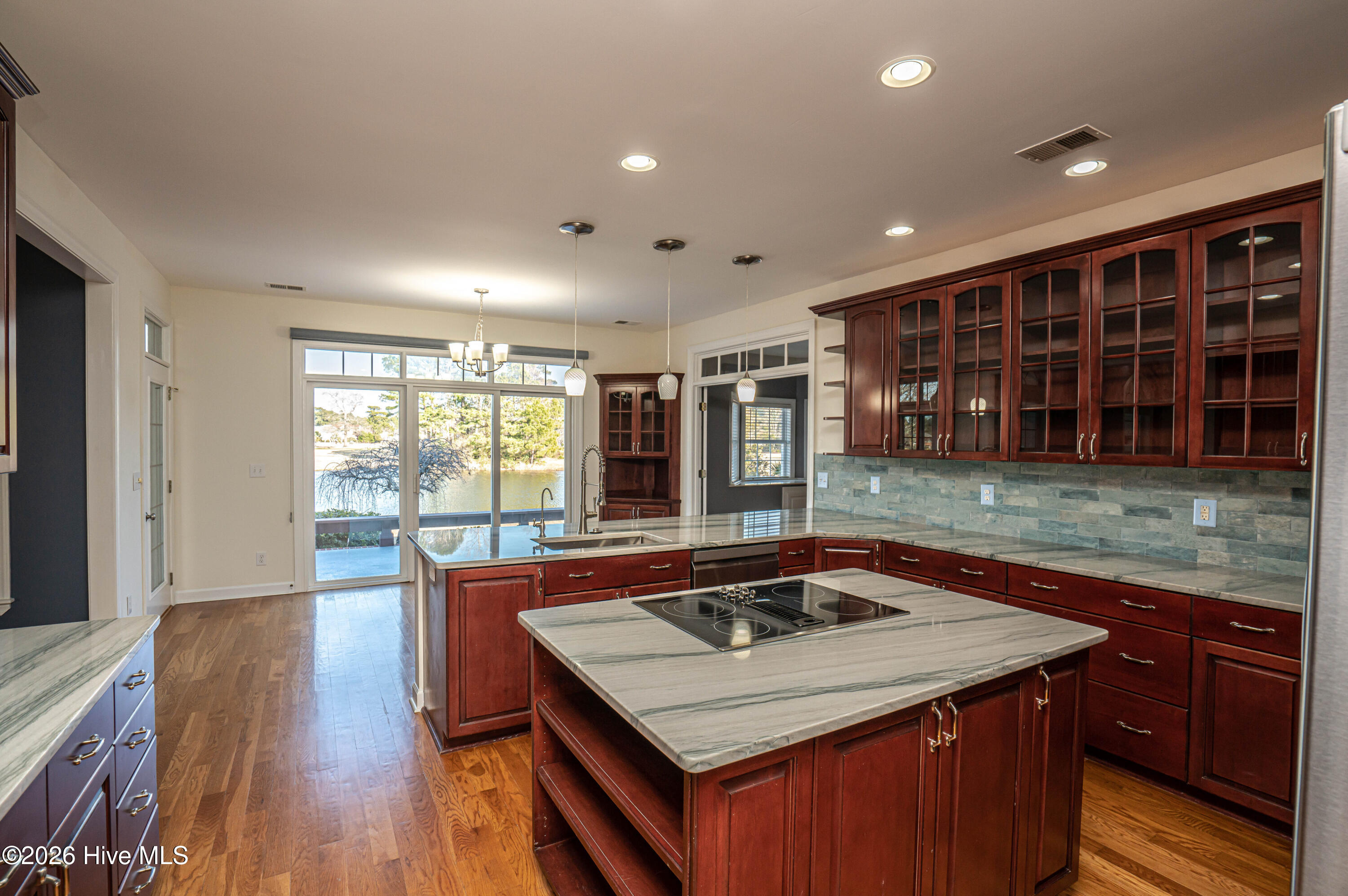 100553430 | Photo 27