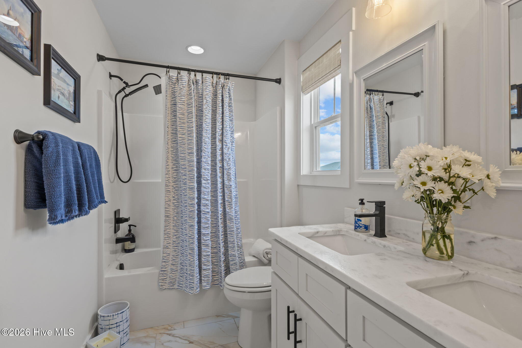 100569687 | Photo 22