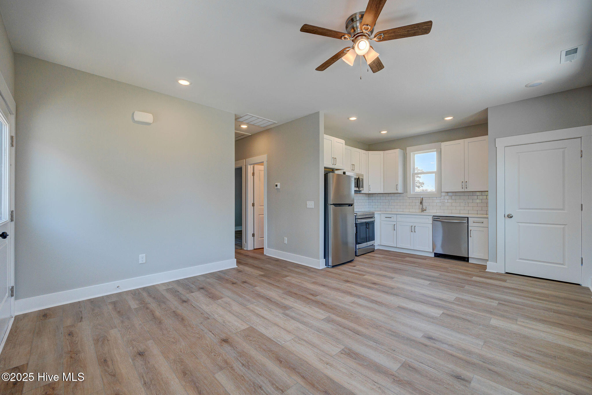 100527296 | Photo 30