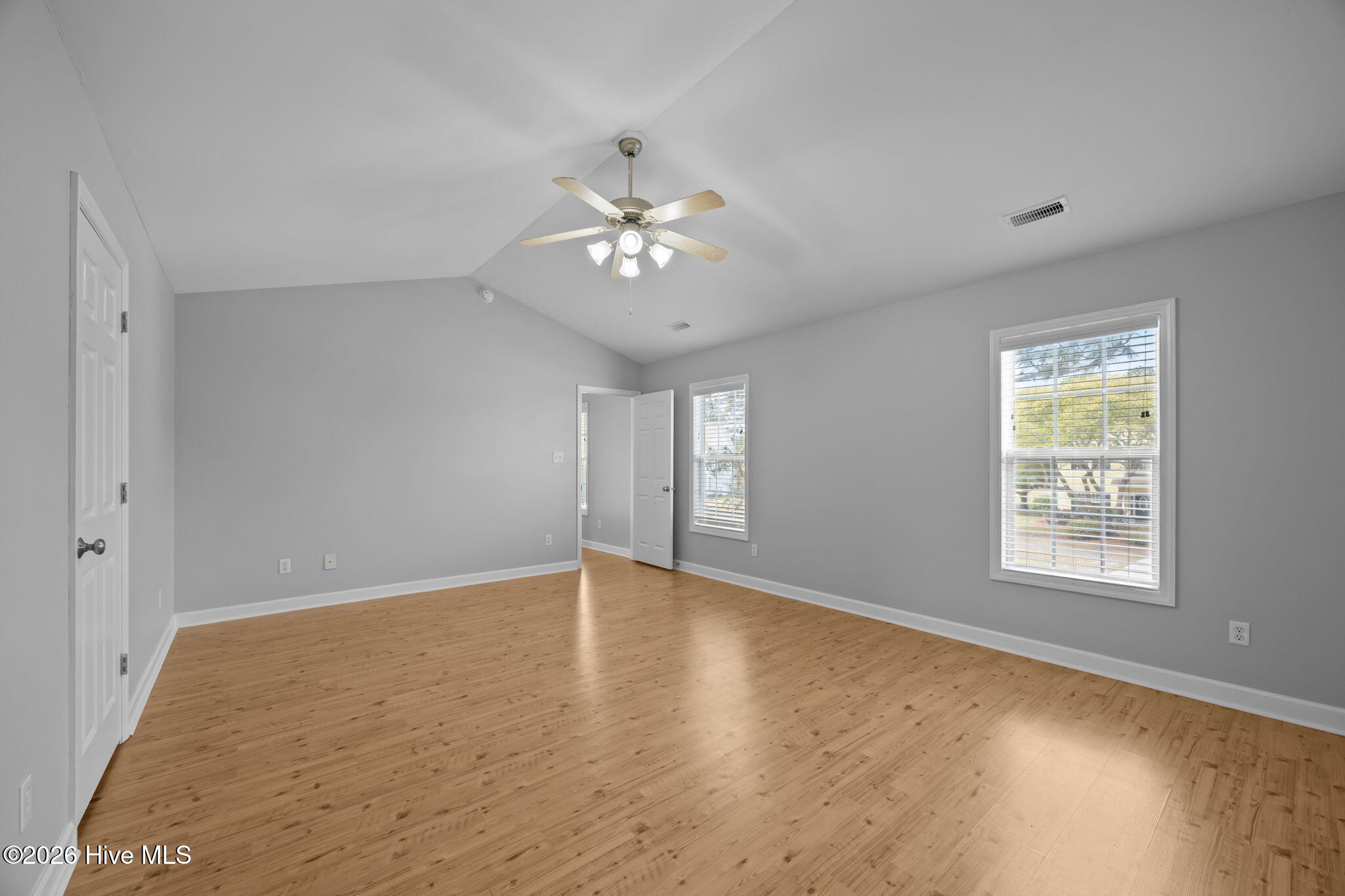 100565984 | Photo 33