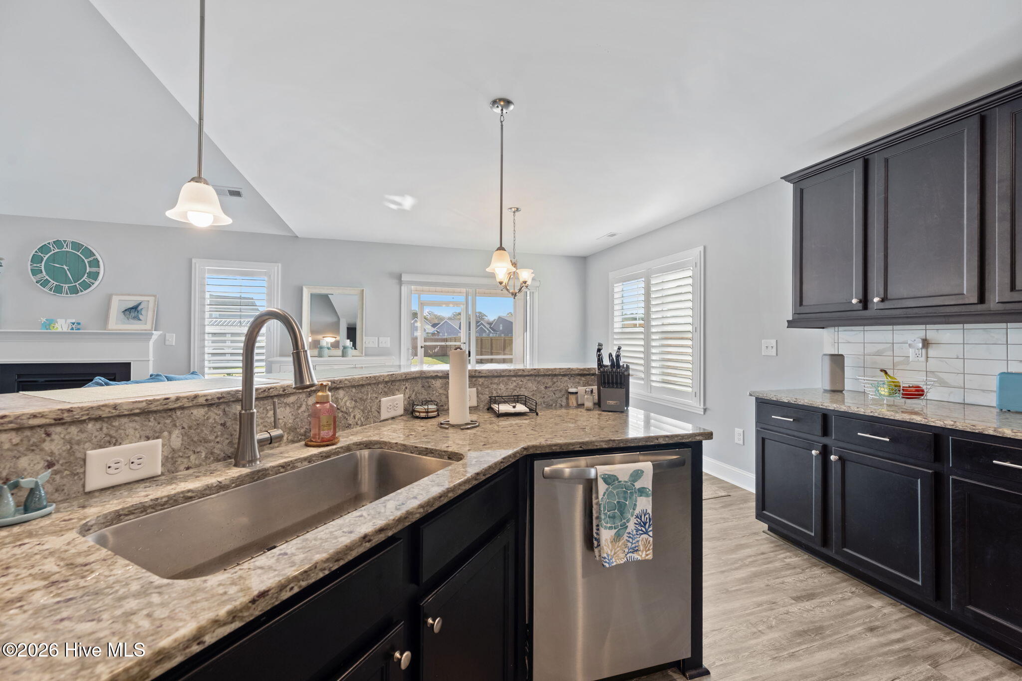 100561377 | Photo 12