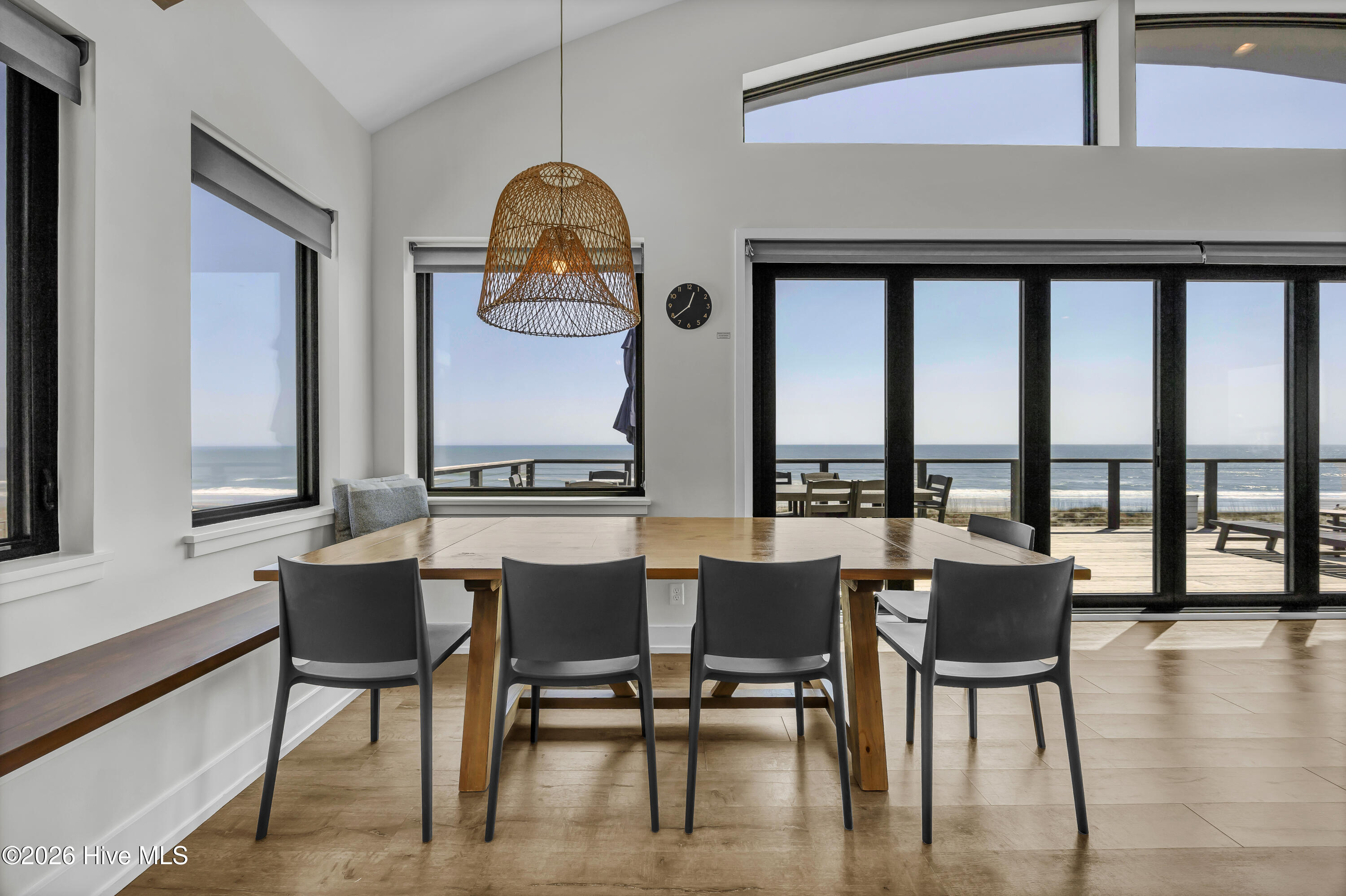 100565280 | Photo 11