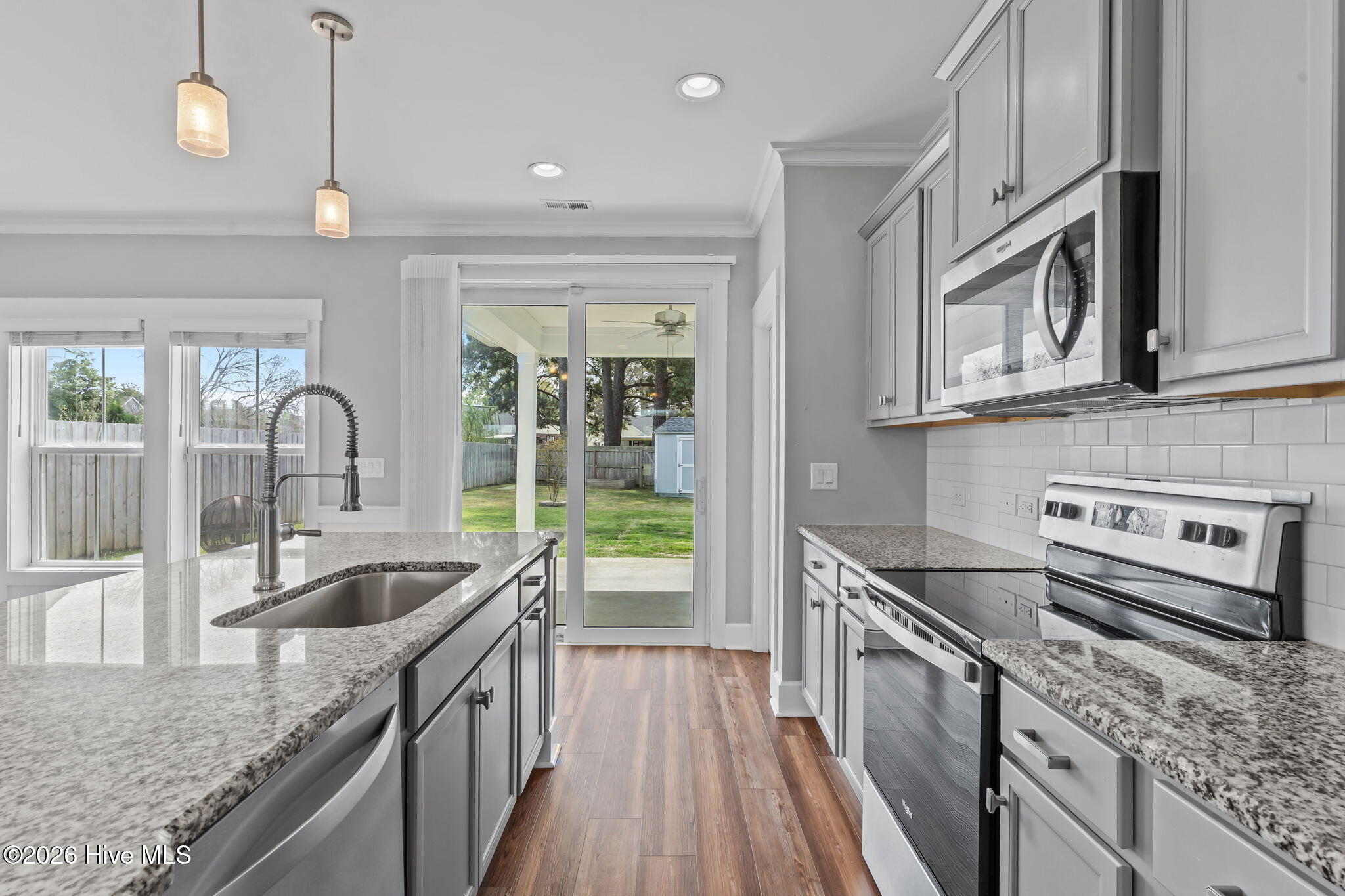 100562653 | Photo 12