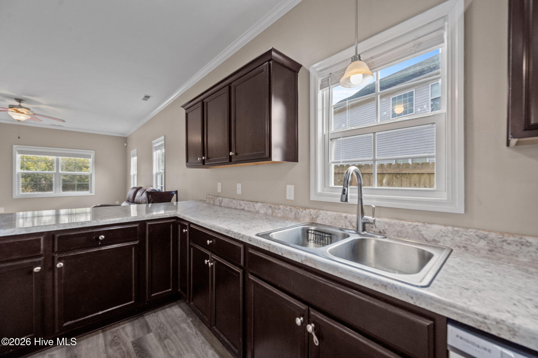 100549610 | Photo 14