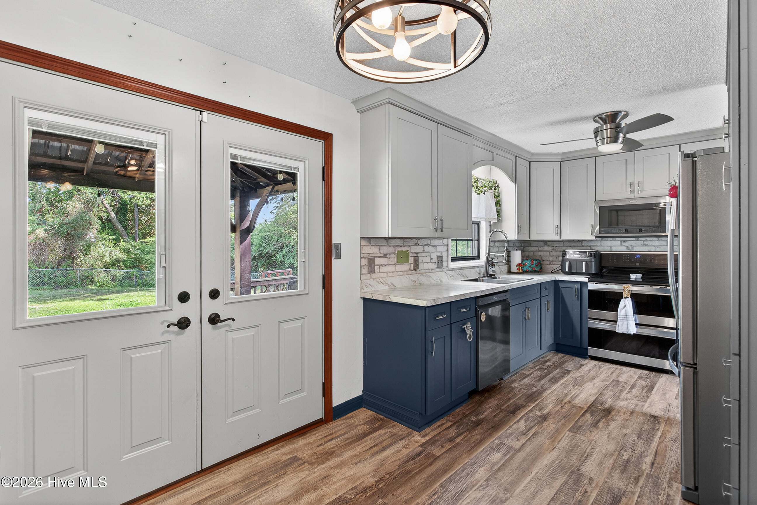 100570102 | Photo 11