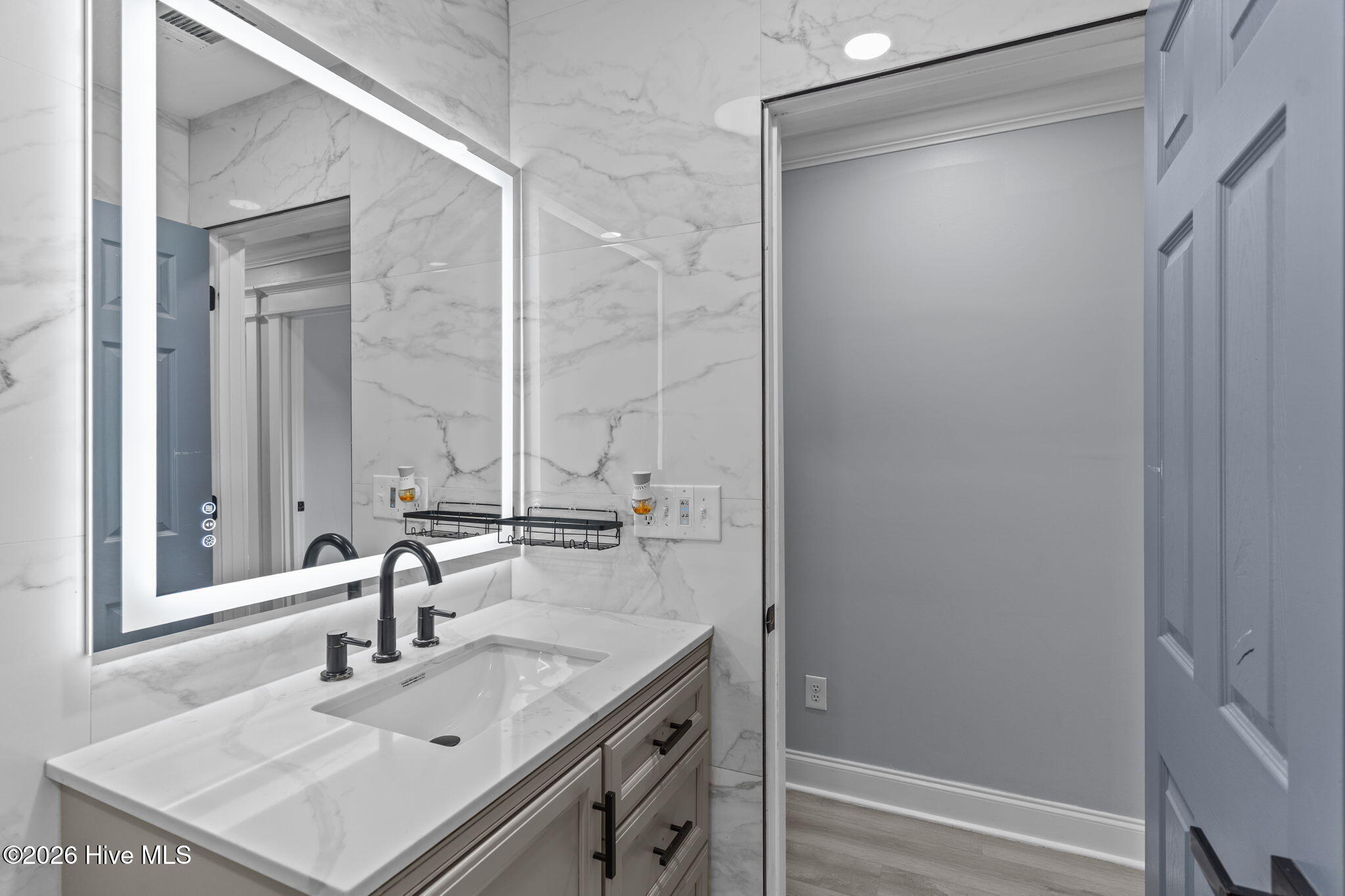 100557122 | Photo 21