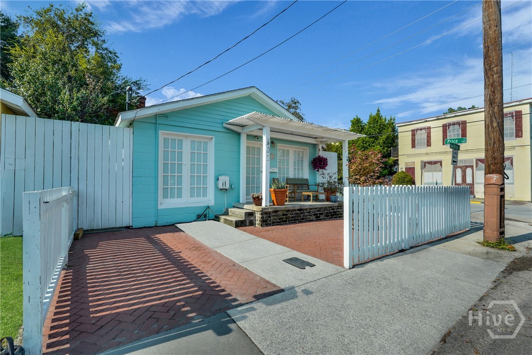 PARKING PAD/COUTRYARD