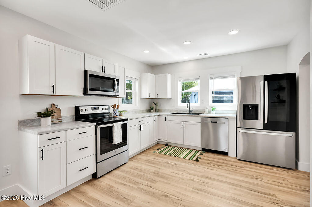 100566148 | Photo 11